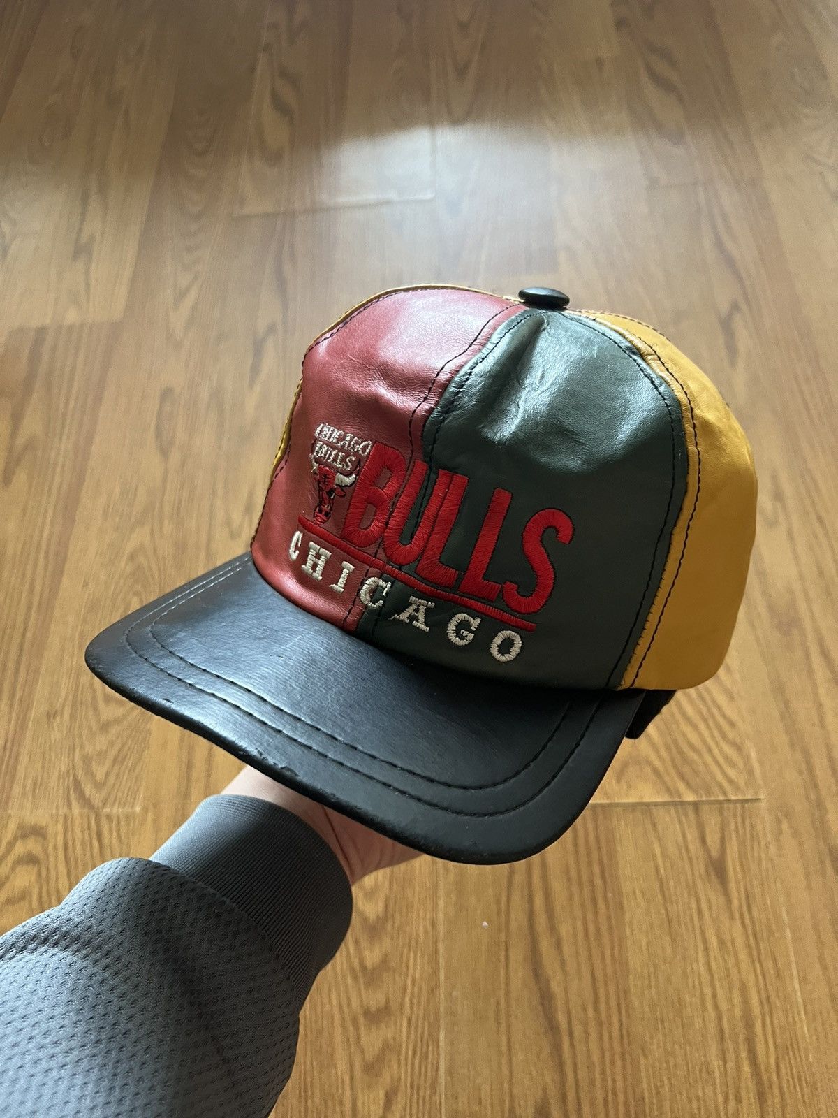 帽子 CHICAGO BULLS vintage leather cap Vintage Chicago Bulls Leather SnapBack Hat Red Black USA