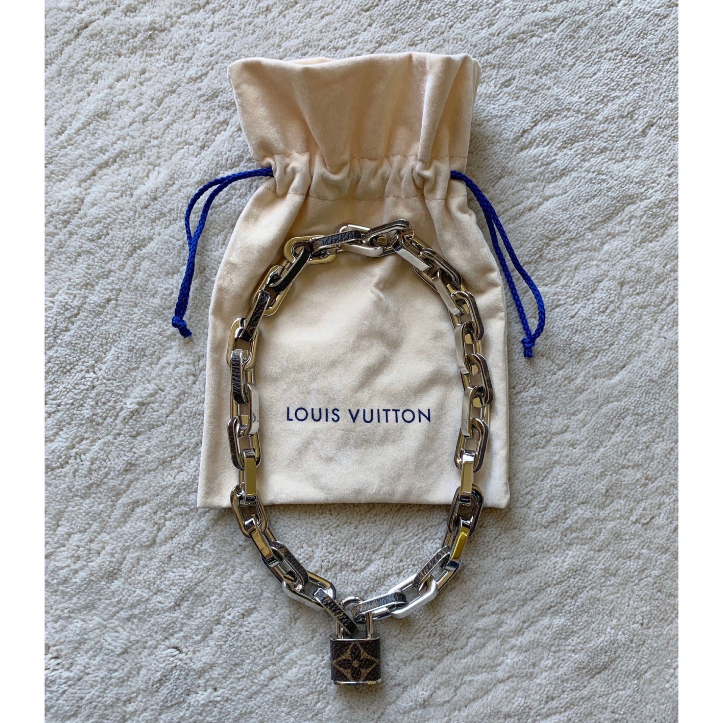 Louis Vuitton RARE Ltd Ed LOUIS VUITTON Monogram LOCK NECKLACE MP2029 Size ONE SIZE - 4 Thumbnail
