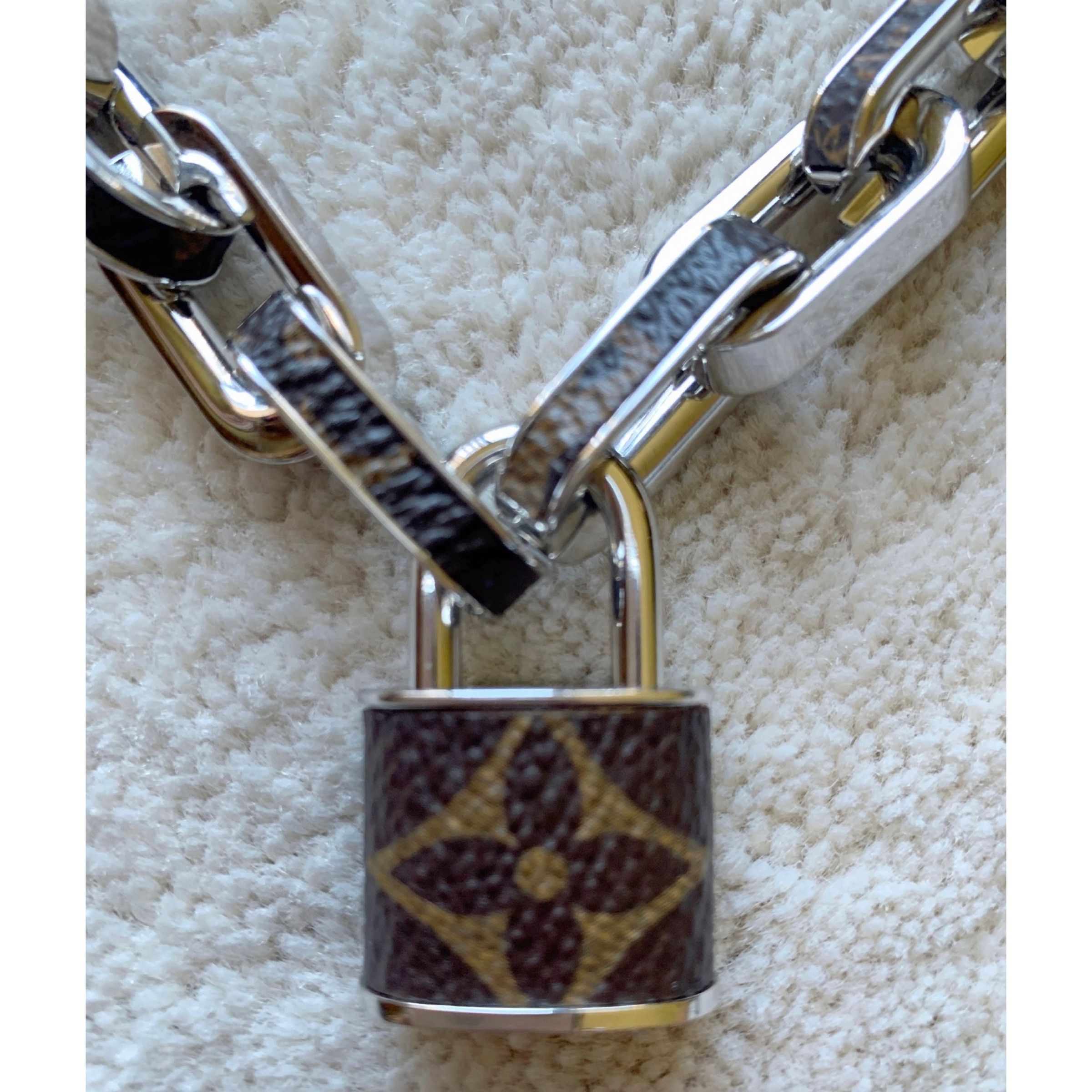 Louis Vuitton RARE Ltd Ed LOUIS VUITTON Monogram LOCK NECKLACE MP2029 Size ONE SIZE - 6 Thumbnail