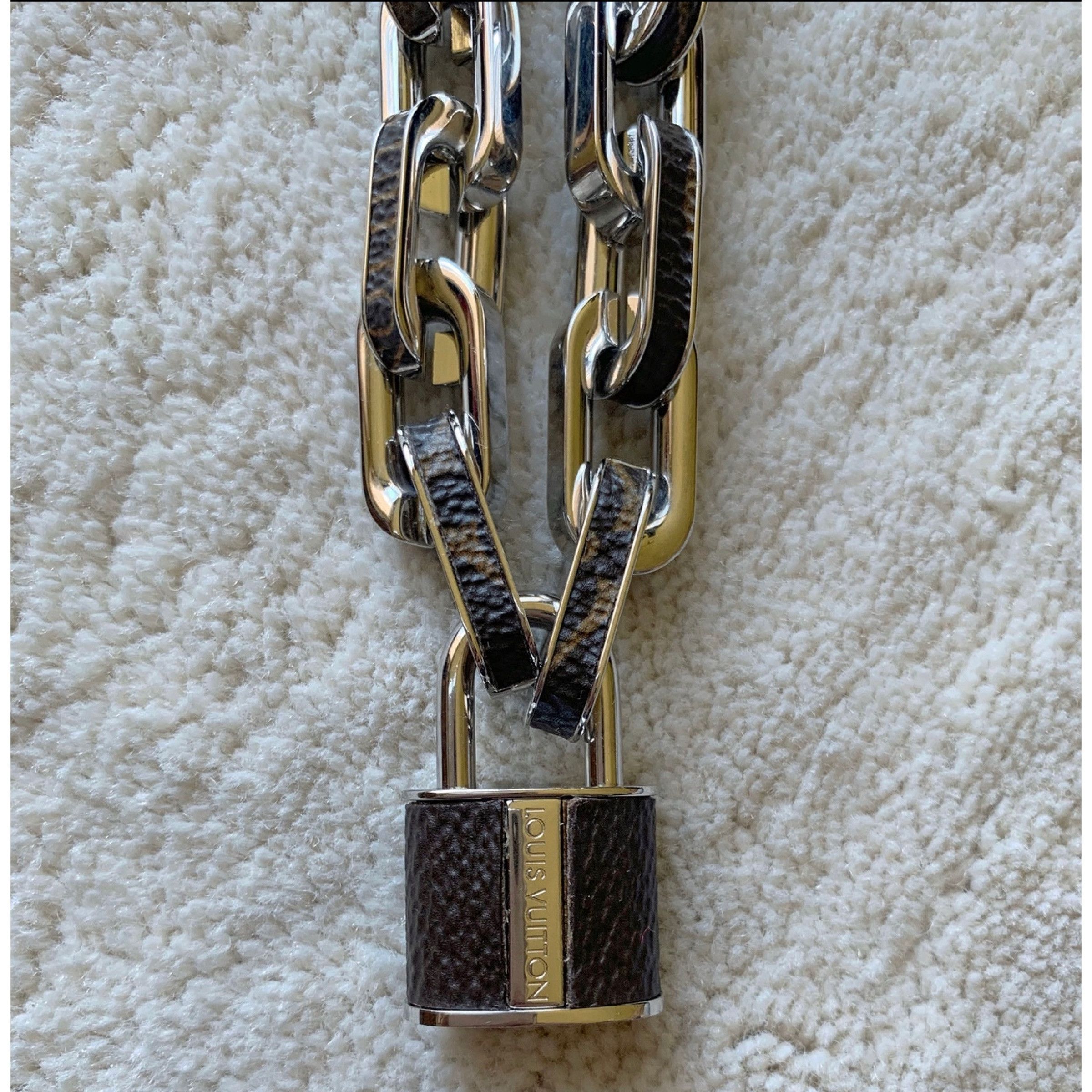 Louis Vuitton RARE Ltd Ed LOUIS VUITTON Monogram LOCK NECKLACE MP2029 Size ONE SIZE - 7 Thumbnail