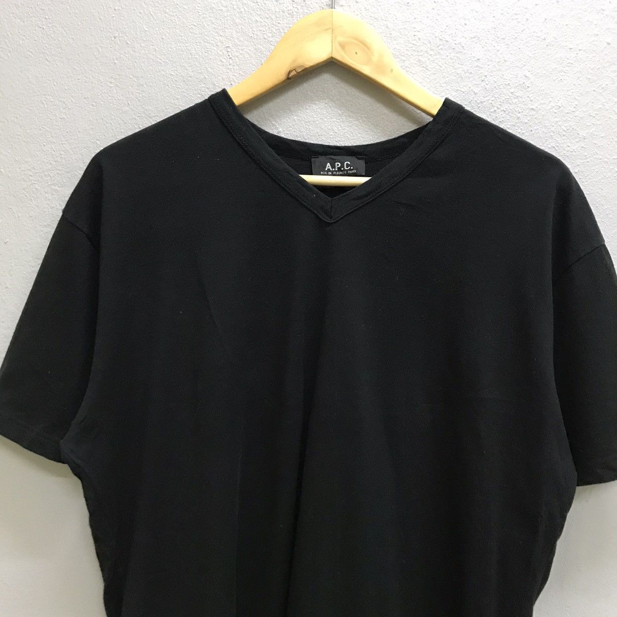 A.P.C Rue De Fleurus Paris V-Neck T-Shirt Casual Clothing