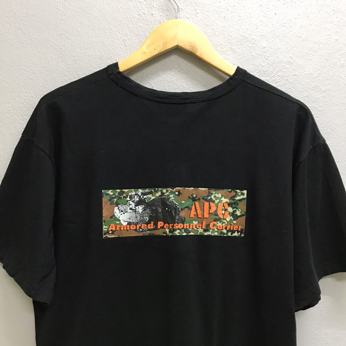 A.P.C Rue De Fleurus Paris V-Neck T-Shirt Casual Clothing
