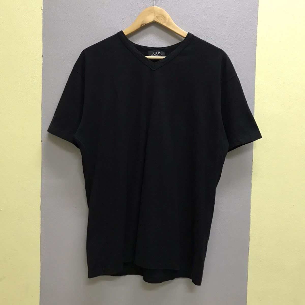 A.P.C Rue De Fleurus Paris V-Neck T-Shirt Casual Clothing