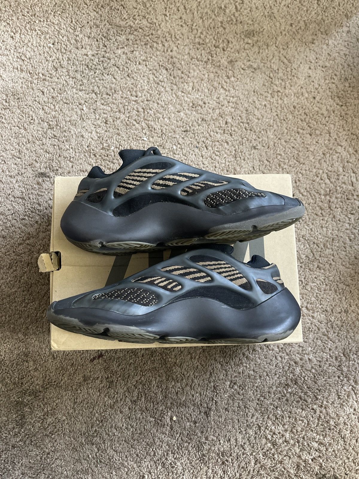 Adidas Clay Brown Yeezy 700 V3 Size US 12.5 / EU 45-46 - 7 Thumbnail