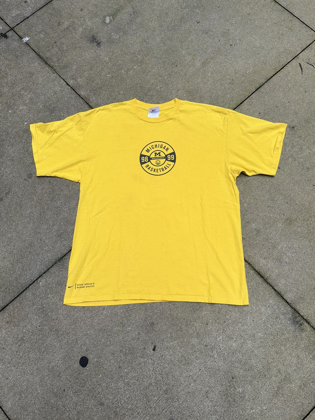 NCAA VTG 1998 Nike Michigan Basketball Tee Size US XL / EU 56 / 4 - 1 Thumbnail