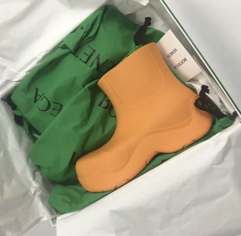 BOTTEGA VENETA PUDDLE ANKLE BOOT TANGERINE SIZE: 42