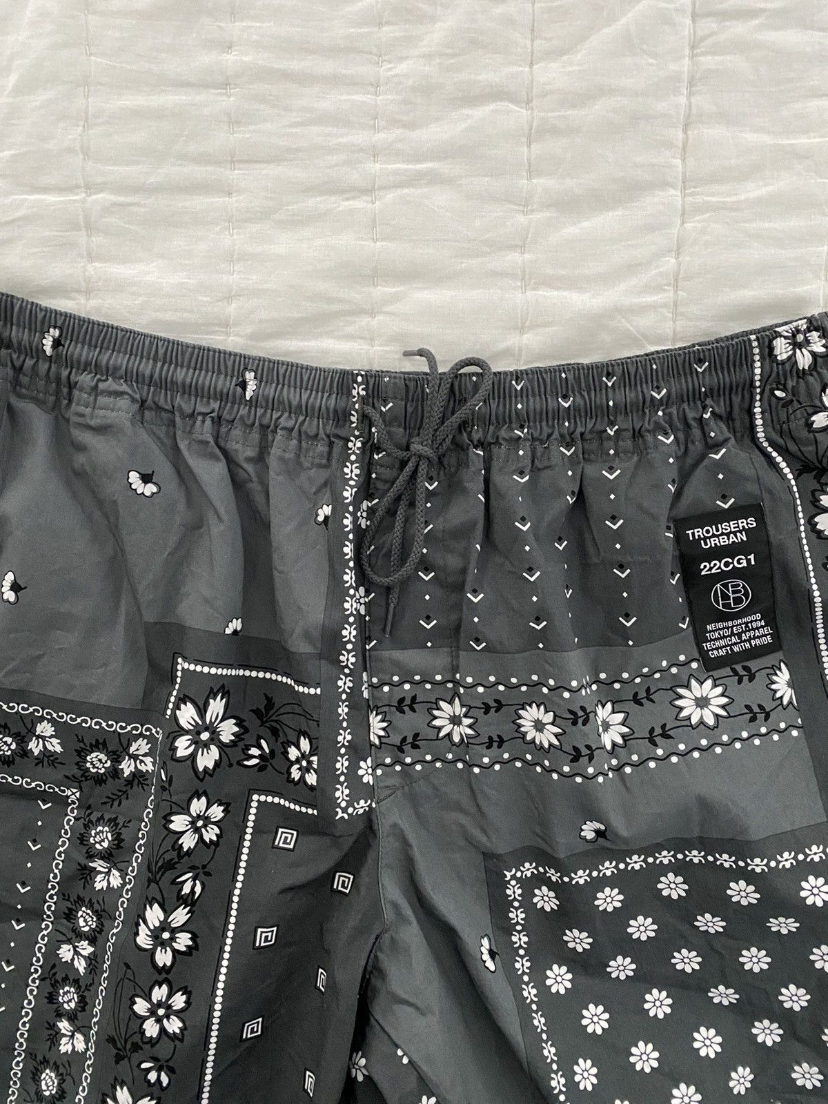 Neighborhood Neighborhood Bandana Chopped Short NWT Size US 36 / EU 52 - 8 Thumbnail