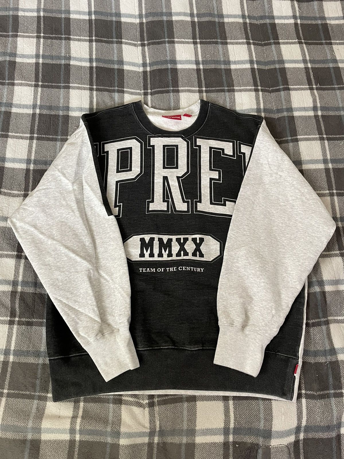 Overprint crewneck supreme hotsell