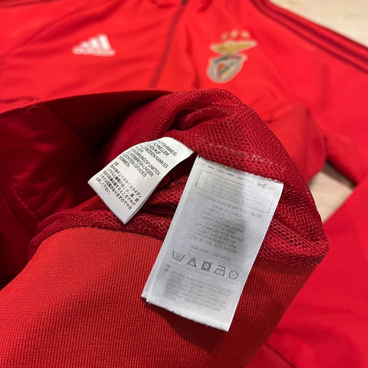 Adidas BENFICA ADIDAS 2018/2019 FOOTBALL TRAINING JACKET SIZE “L” Size US L / EU 52-54 / 3 - 9 Thumbnail
