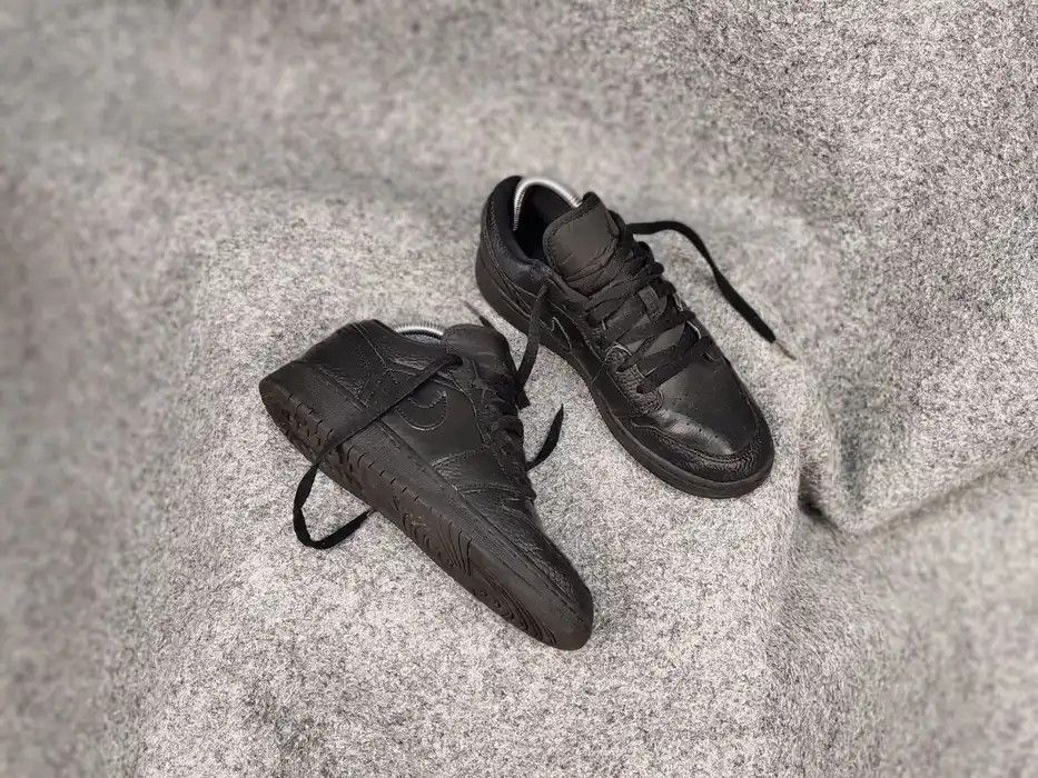 Nike Nike Air Jordan 1 Gs Low Triple Black Retro Leather Sneakers Size US 7 / IT 37 - 5 Thumbnail