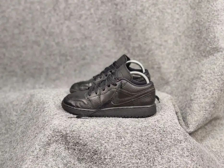 Nike Nike Air Jordan 1 Gs Low Triple Black Retro Leather Sneakers Size US 7 / IT 37 - 4 Thumbnail