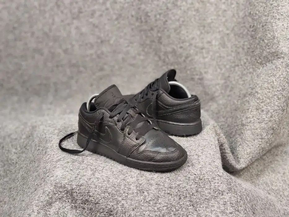 Nike Nike Air Jordan 1 Gs Low Triple Black Retro Leather Sneakers Size US 7 / IT 37 - 6 Thumbnail