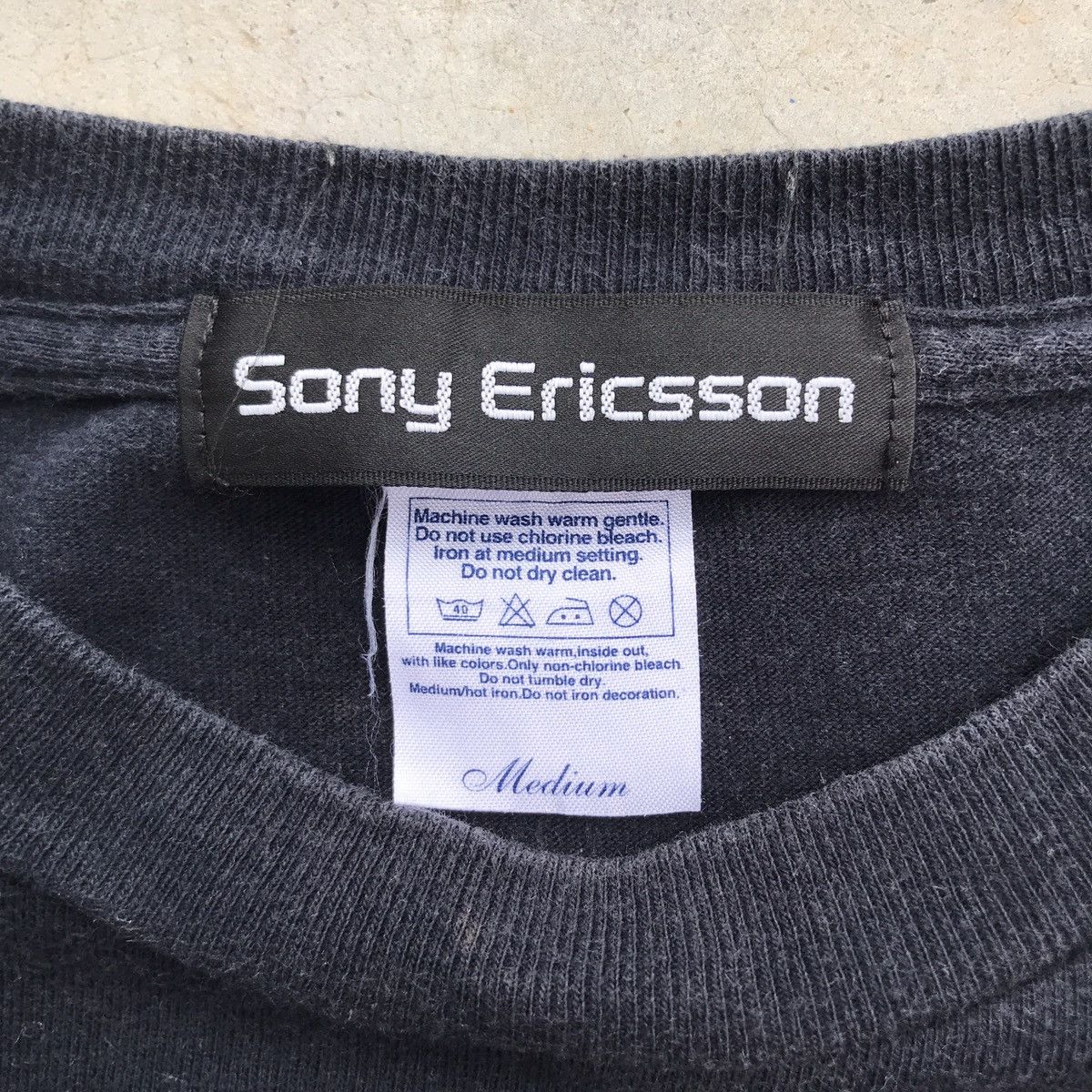 Japanese Brand 2000's Sony Ericsson / Electronic Mobile Phone Faded T-Shirt Size US M / EU 48-50 / 2 - 4 Thumbnail