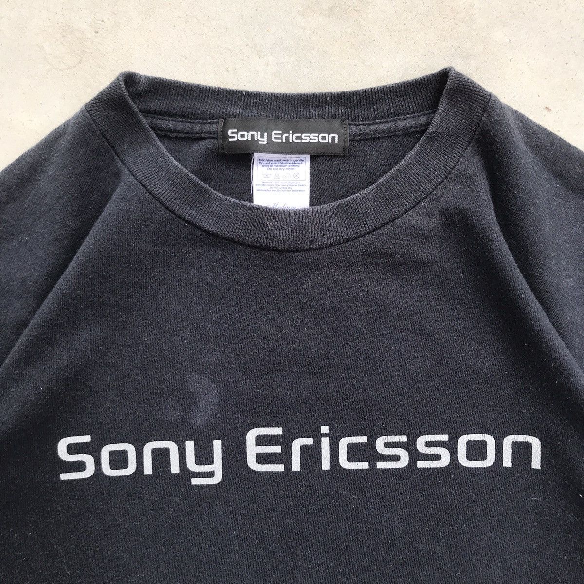 Japanese Brand 2000's Sony Ericsson / Electronic Mobile Phone Faded T-Shirt Size US M / EU 48-50 / 2 - 3 Thumbnail