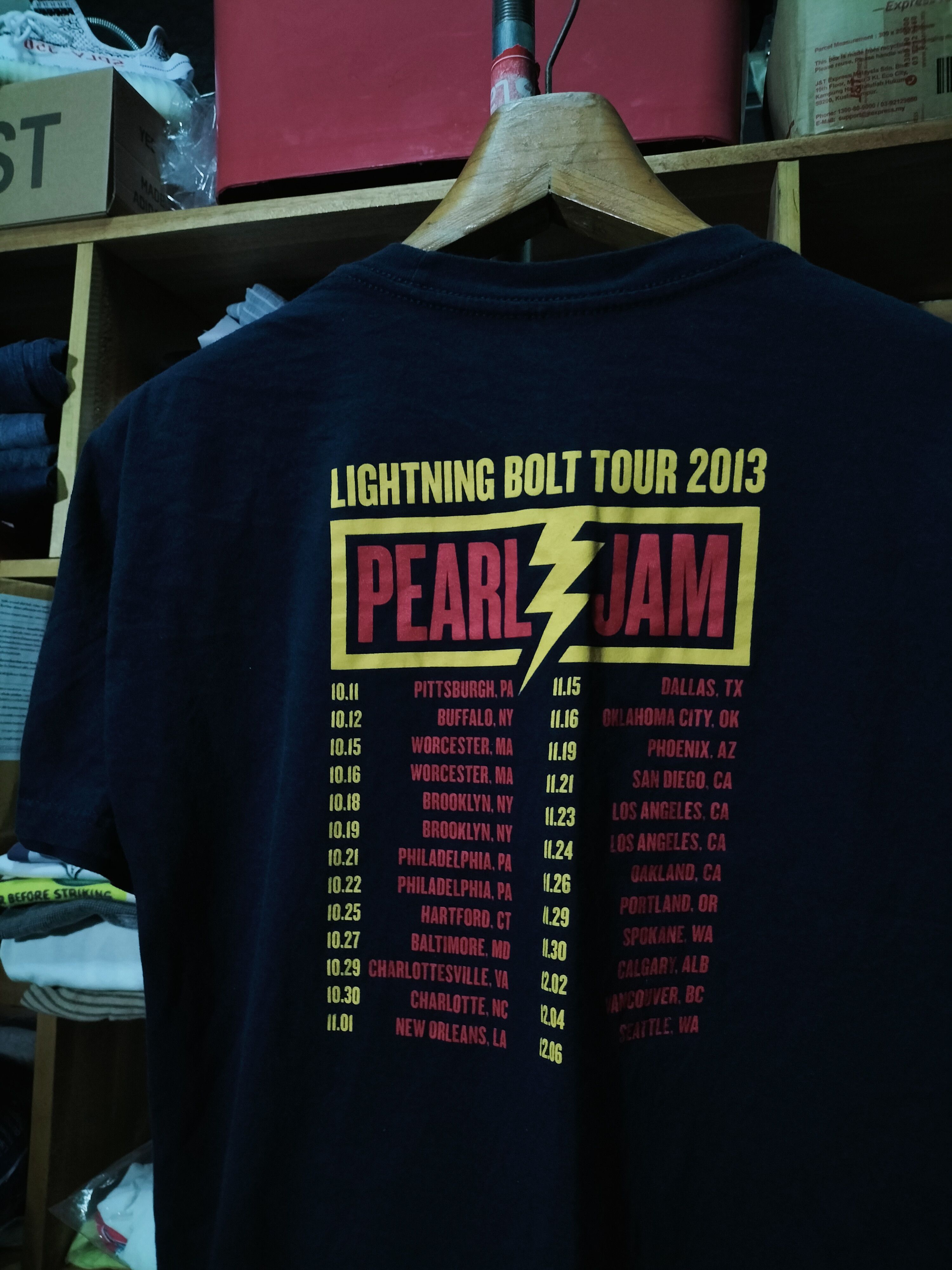 Band Tees Pearl Jam Lightning Bolt tour 2013 bandstees rockwear Size US M / EU 48-50 / 2 - 4 Thumbnail
