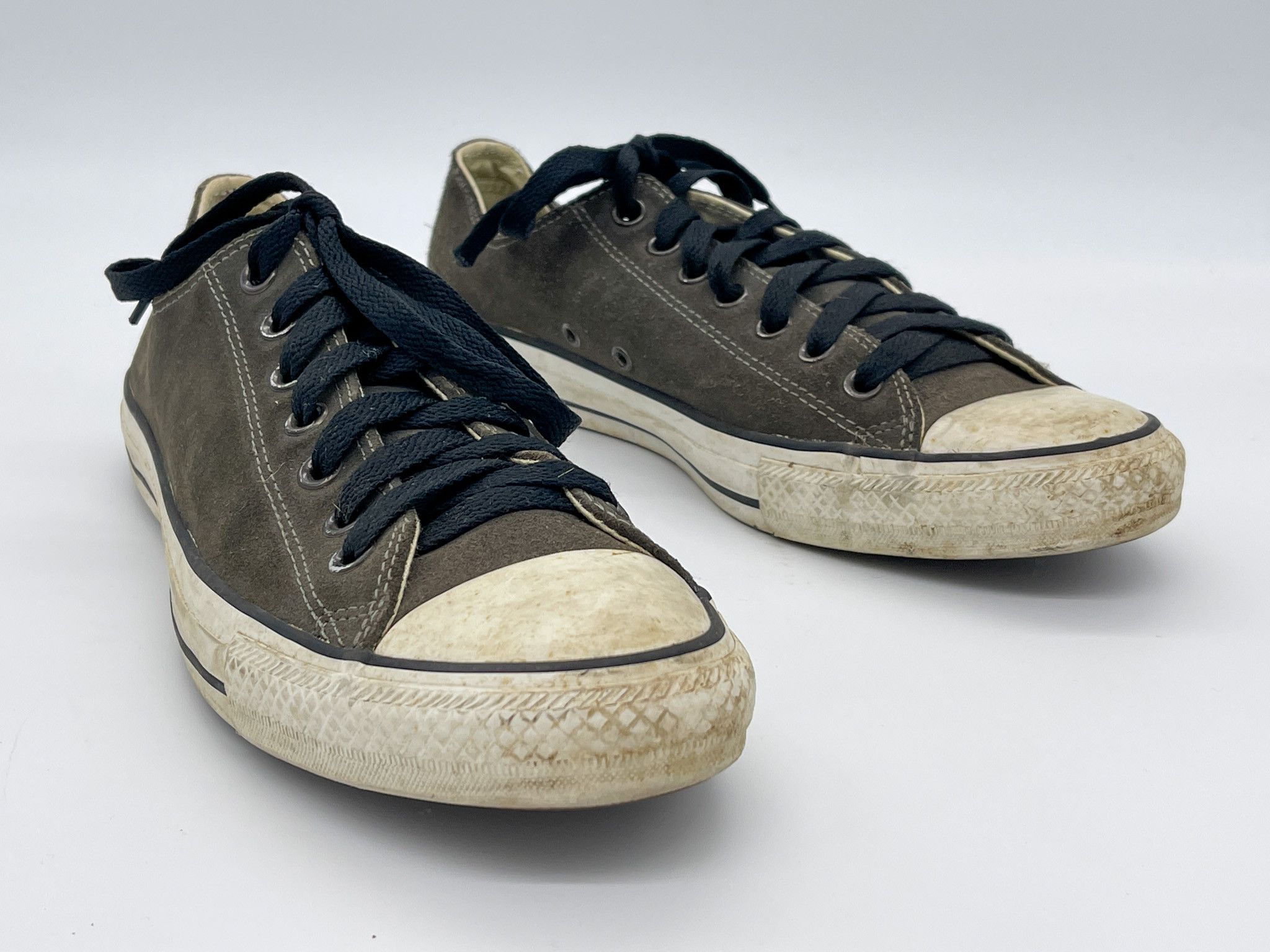 Chuck Taylor All Stars Suede Low Top in Grey