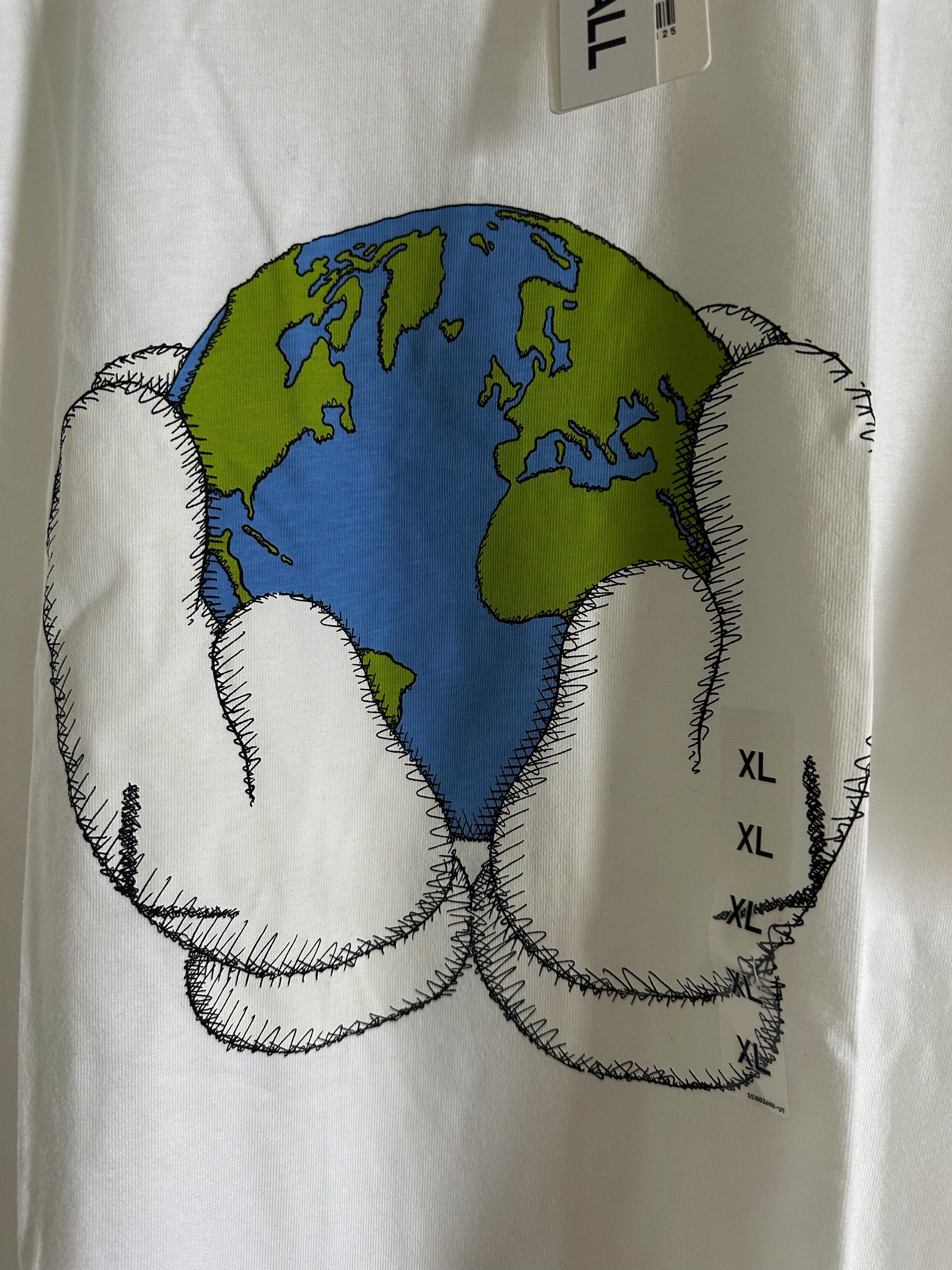 Kaws × Uniqlo Uniqlo x Kaws PEACE FOR ALL Graphic T-shirt Size US XL / EU 56 / 4 - 3 Thumbnail