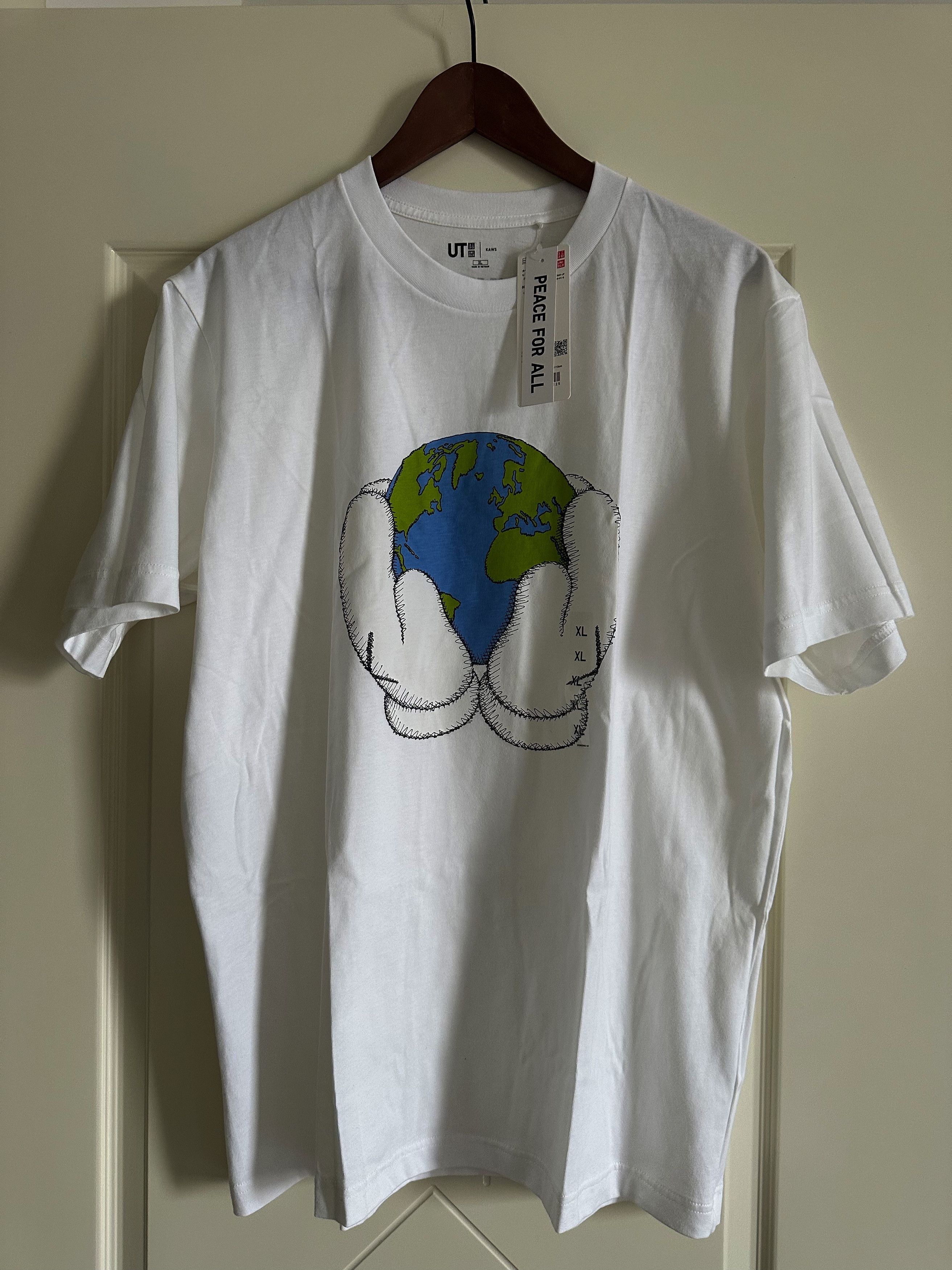 Kaws × Uniqlo Uniqlo x Kaws PEACE FOR ALL Graphic T-shirt Size US XL / EU 56 / 4 - 2 Thumbnail