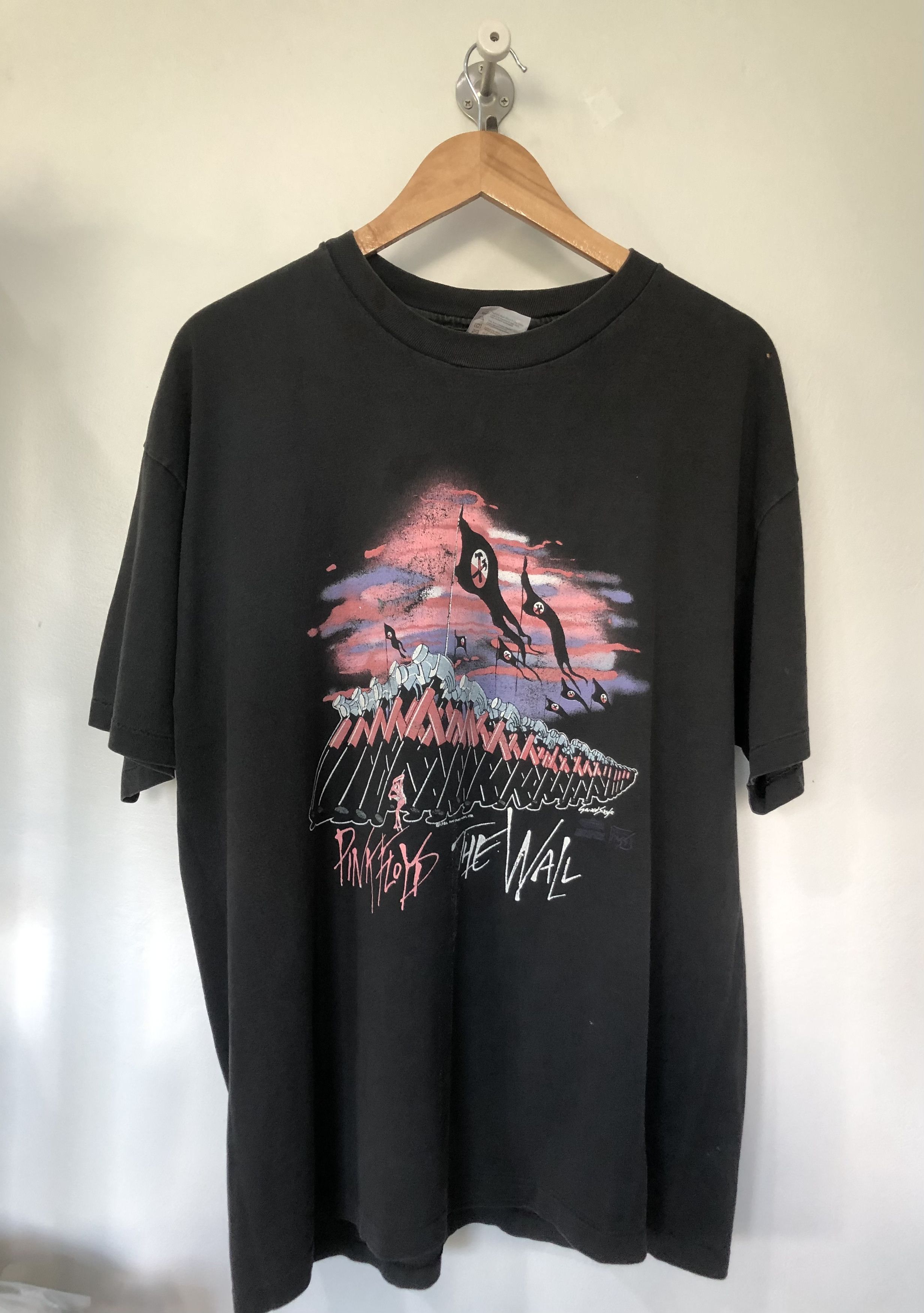 Vtg 1982s Pink Floyd “The Wall Hammer Flag “ Graphic T-Shirt