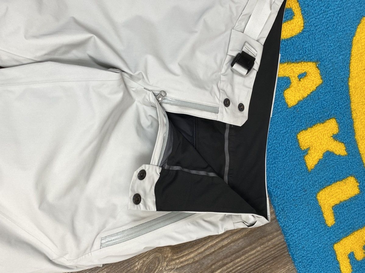 Arc'teryx × Goretex Arcteryx Gore Tex Pro shell white ski cargo pant Size US 30 / EU 46 - 8 Thumbnail