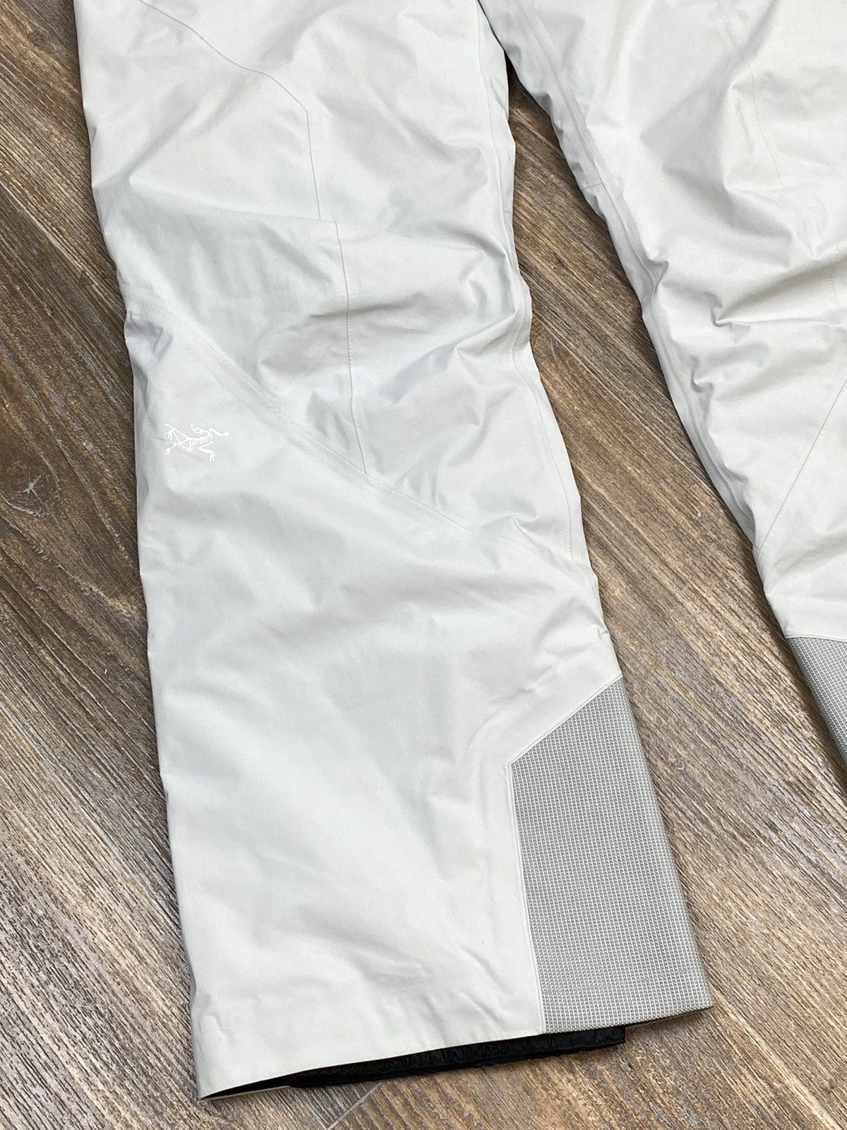Arc'teryx × Goretex Arcteryx Gore Tex Pro shell white ski cargo pant Size US 30 / EU 46 - 4 Thumbnail