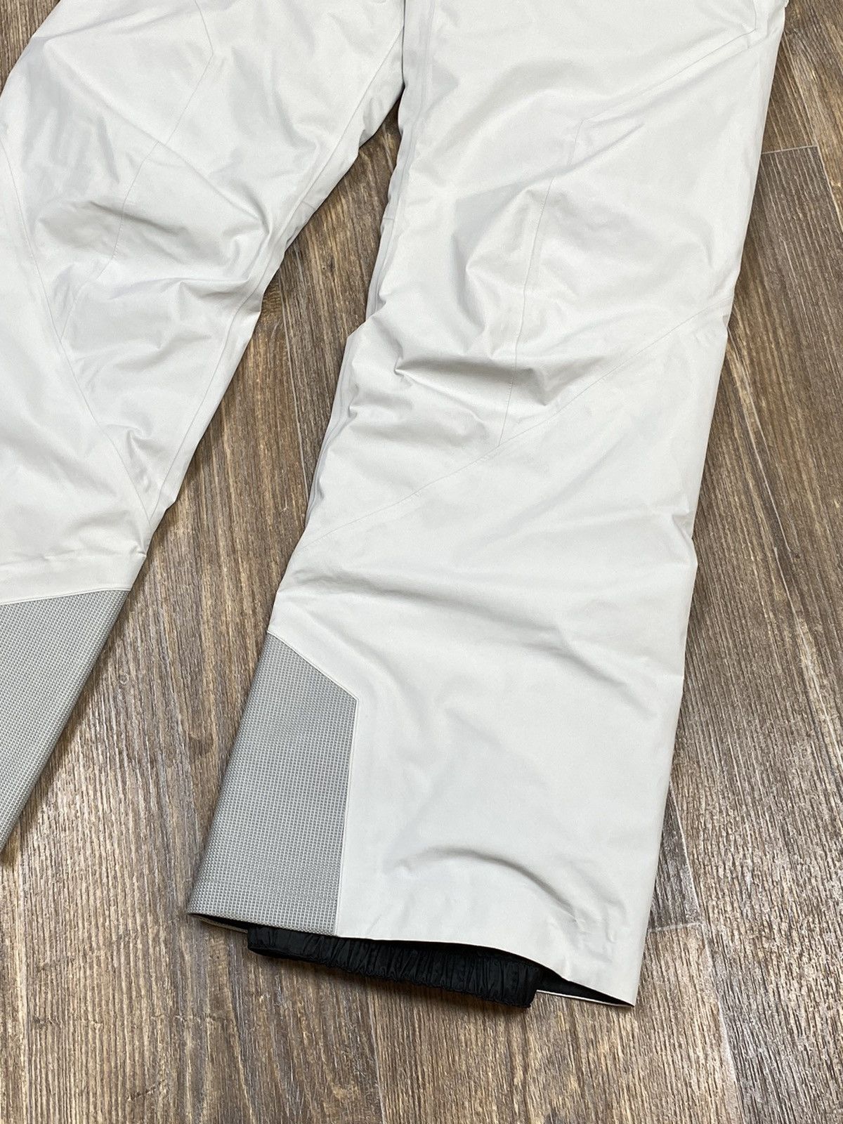 Arc'teryx × Goretex Arcteryx Gore Tex Pro shell white ski cargo pant Size US 30 / EU 46 - 3 Thumbnail