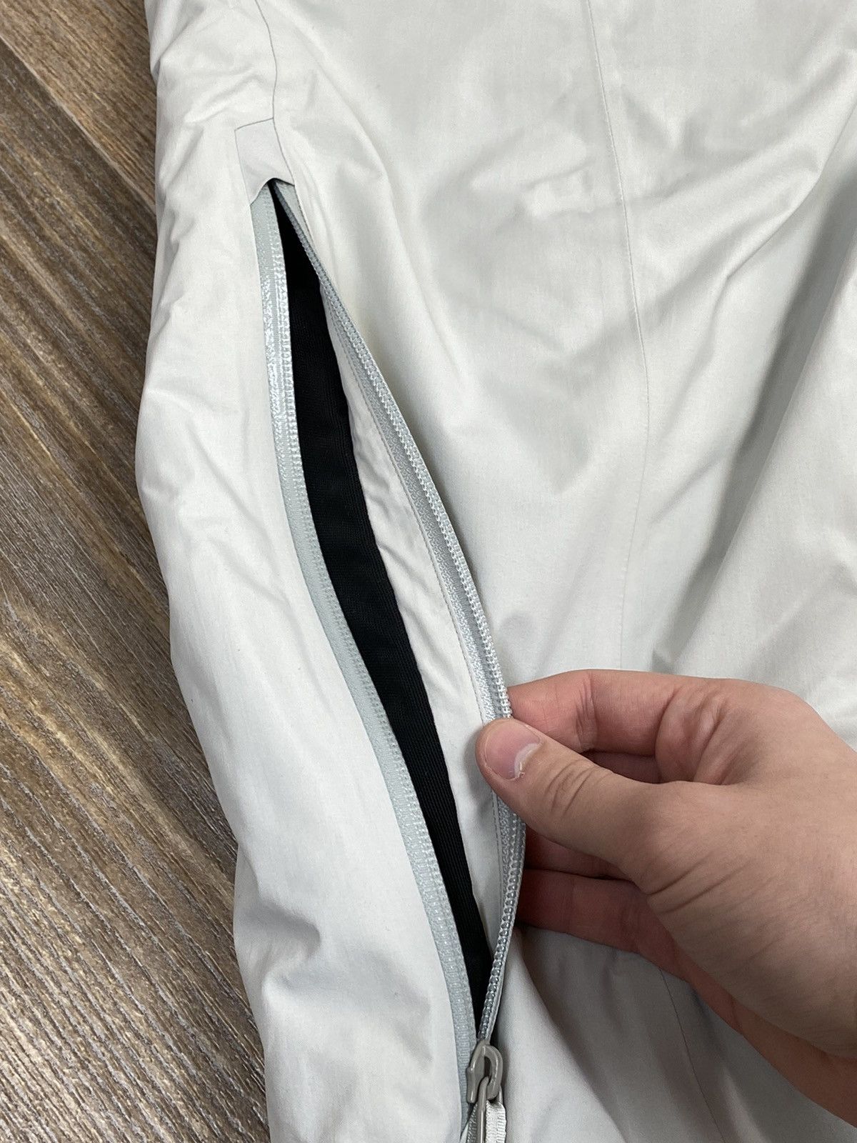 Arc'teryx × Goretex Arcteryx Gore Tex Pro shell white ski cargo pant Size US 30 / EU 46 - 14 Thumbnail