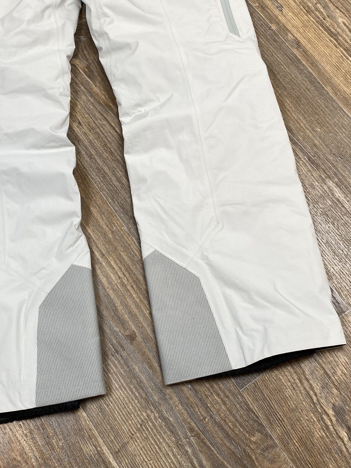Arc'teryx × Goretex Arcteryx Gore Tex Pro shell white ski cargo pant Size US 30 / EU 46 - 12 Thumbnail