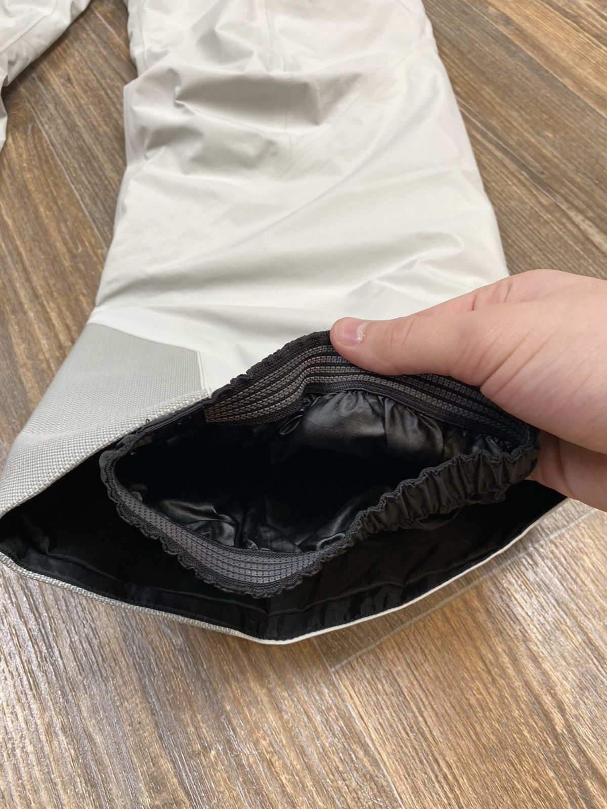 Arc'teryx × Goretex Arcteryx Gore Tex Pro shell white ski cargo pant Size US 30 / EU 46 - 18 Thumbnail