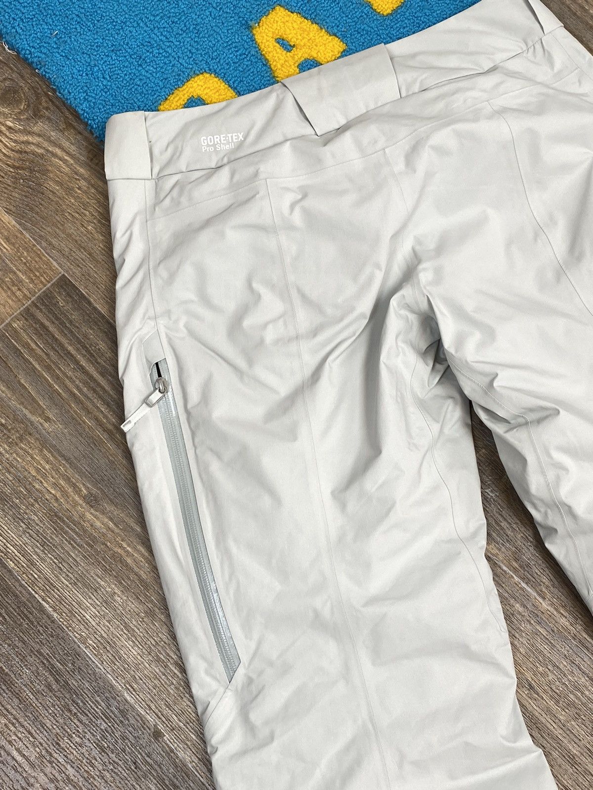 Arc'teryx × Goretex Arcteryx Gore Tex Pro shell white ski cargo pant Size US 30 / EU 46 - 13 Thumbnail