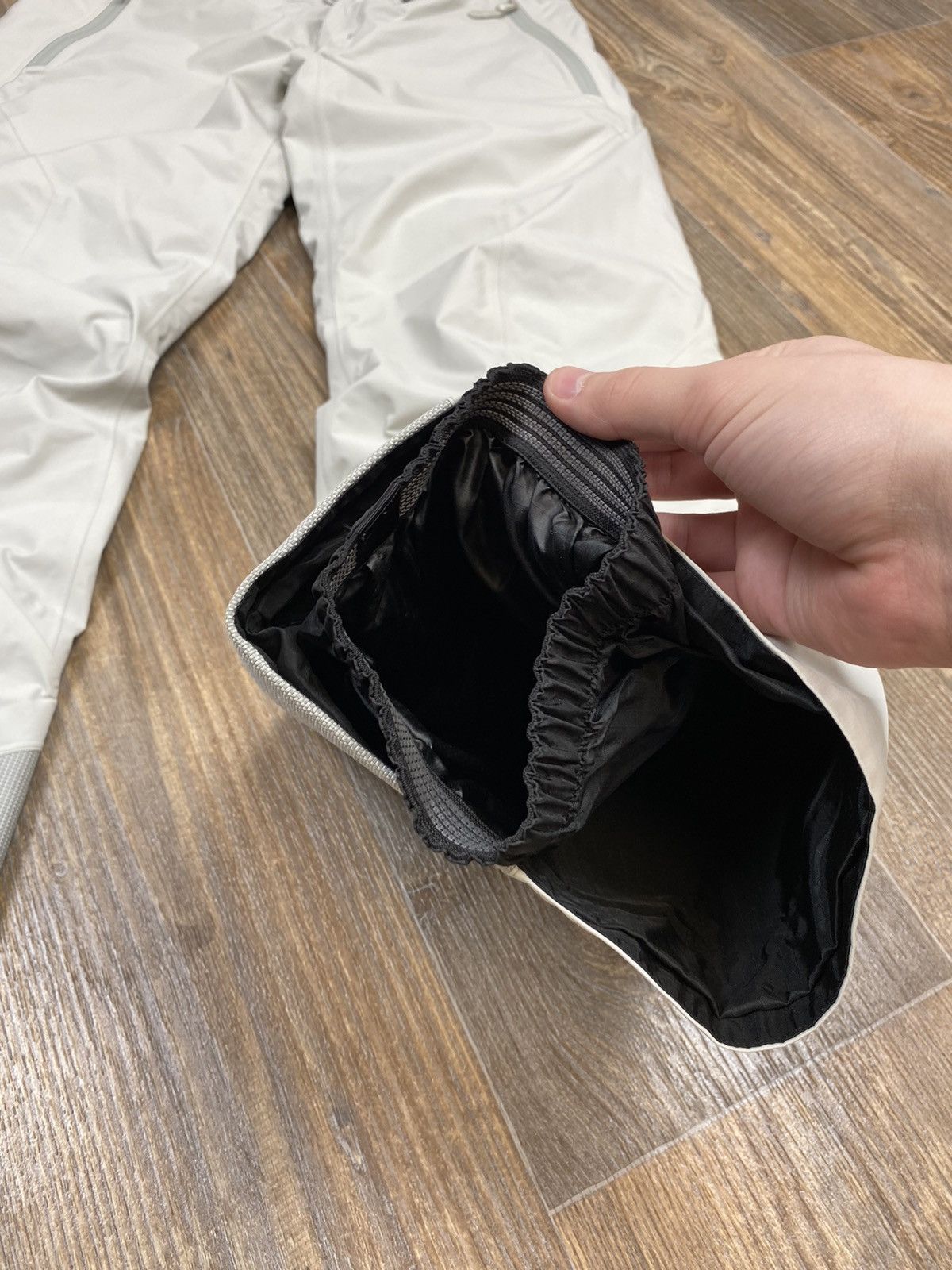 Arc'teryx × Goretex Arcteryx Gore Tex Pro shell white ski cargo pant Size US 30 / EU 46 - 16 Thumbnail