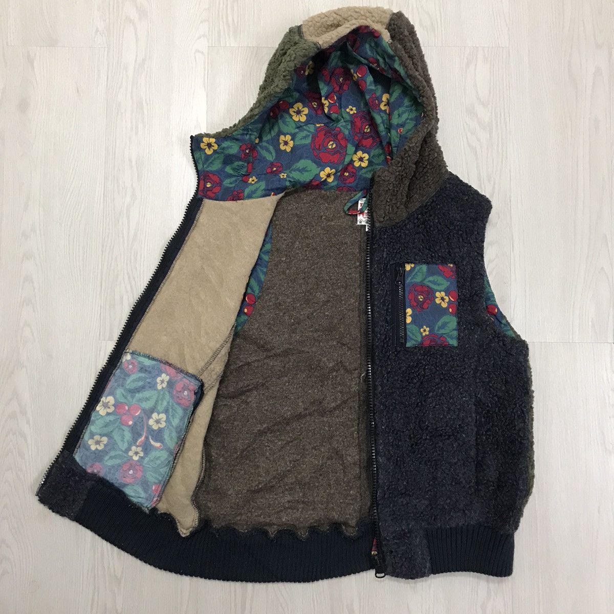 Japanese Brand × Vintage Vintage Japan Titicaca Colourful Deep Pile Sherpa Vest Size US M / EU 48-50 / 2 - 2 Thumbnail