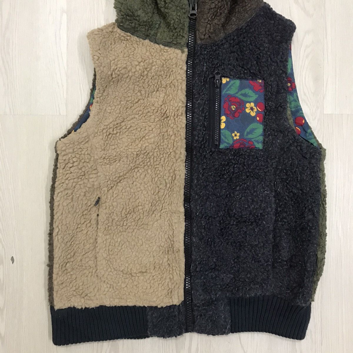Japanese Brand × Vintage Vintage Japan Titicaca Colourful Deep Pile Sherpa Vest Size US M / EU 48-50 / 2 - 5 Thumbnail