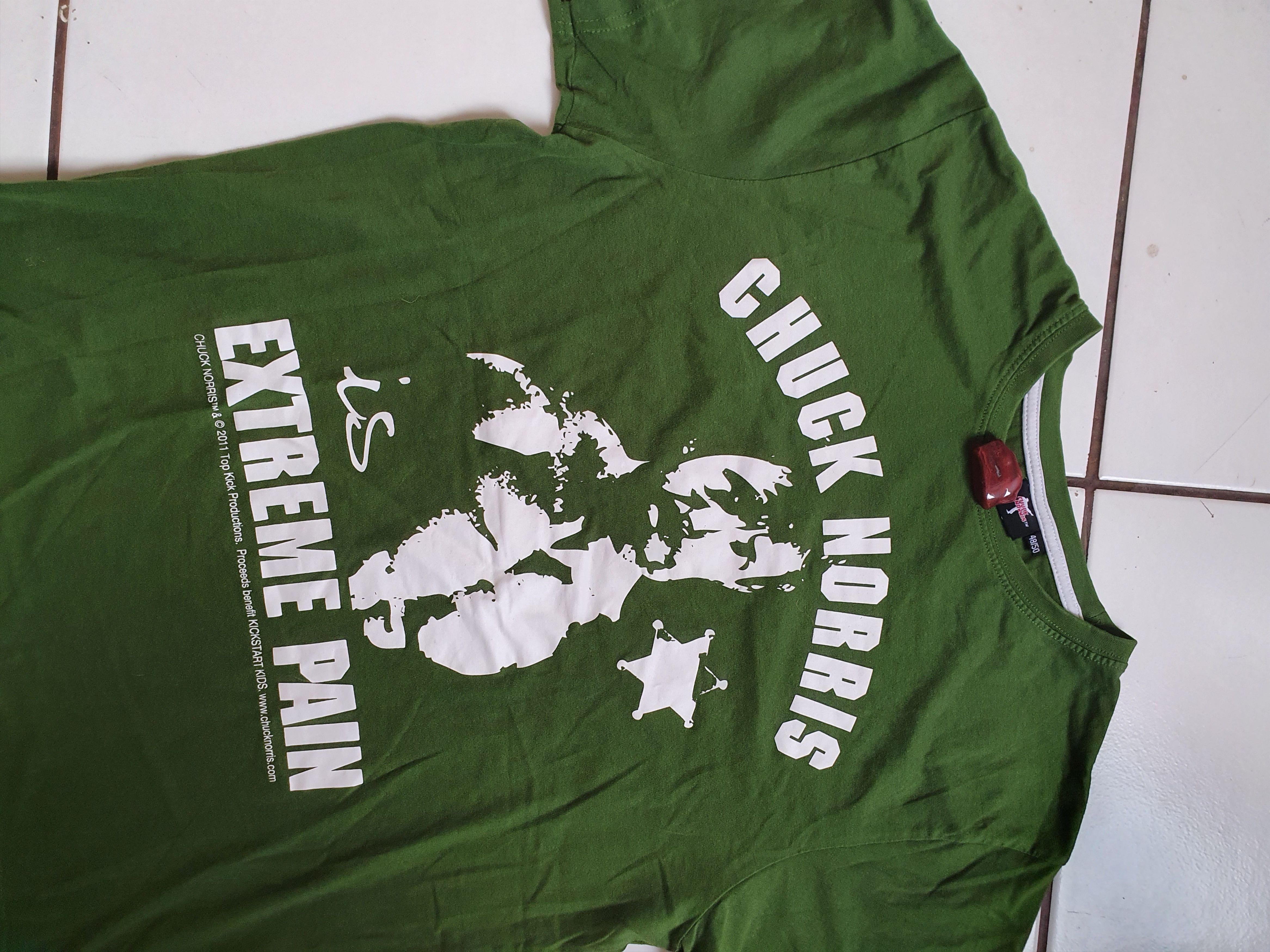 Is that Chuck Norris wearing a Santa hat coming down our chimney?😱, image size:4667x3500