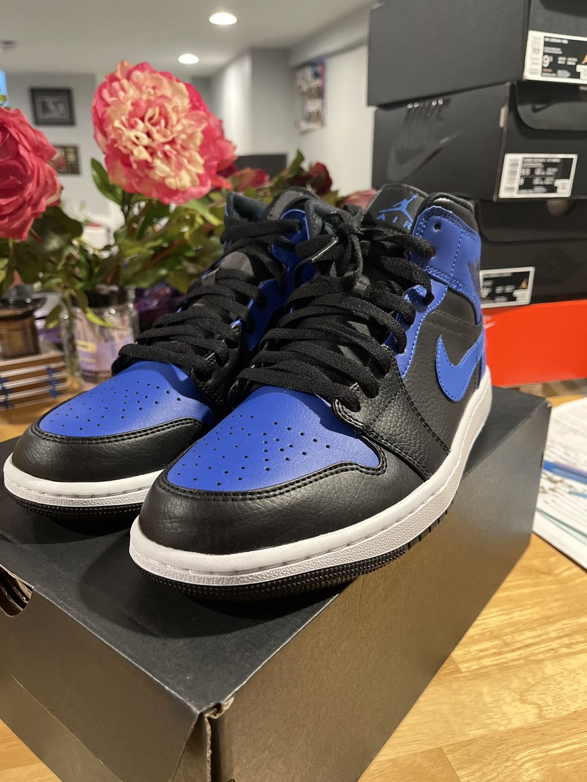 Jordan Brand Air Jordan 1 mid “hyper royal” Size US 9.5 / EU 42-43 - 4 Thumbnail