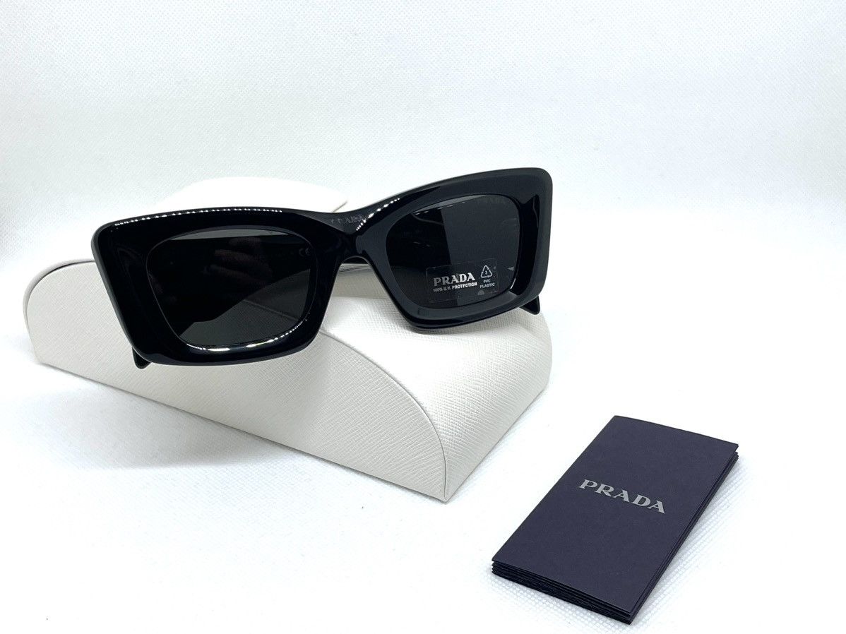 PR 19ZSF Asian Fit サングラス ブラック | SmartBuyGlasses JP