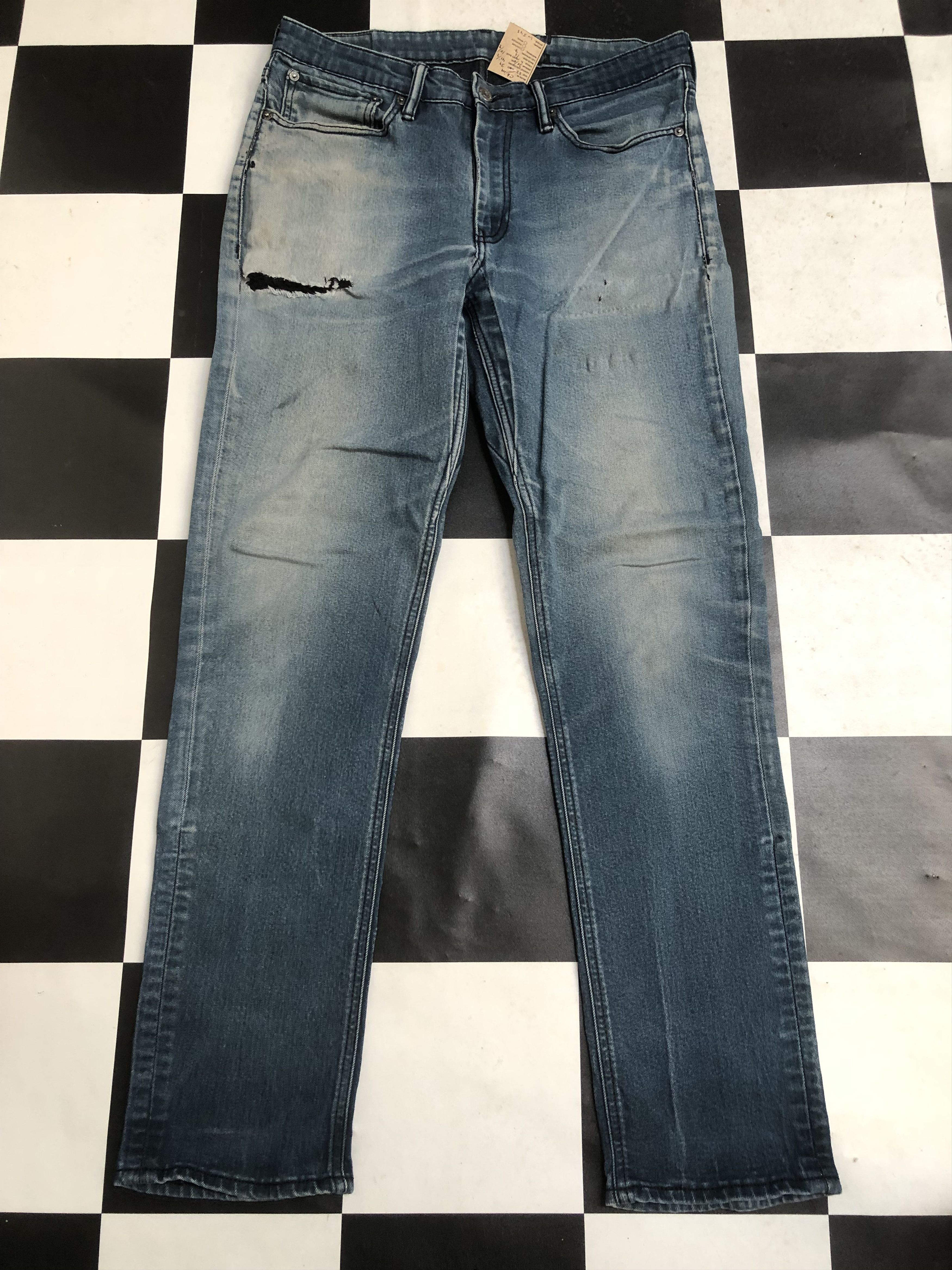 Levis 511 Distressed Denim Slim Jean L543