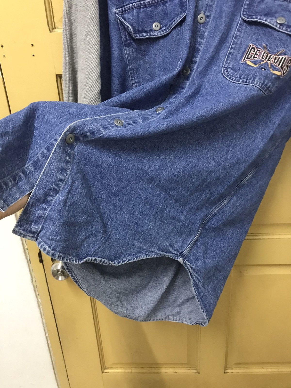 Vintage Vintage 90s Warner Bros Denim Button Up Shirt Hoodie Size US L / EU 52-54 / 3 - 6 Thumbnail