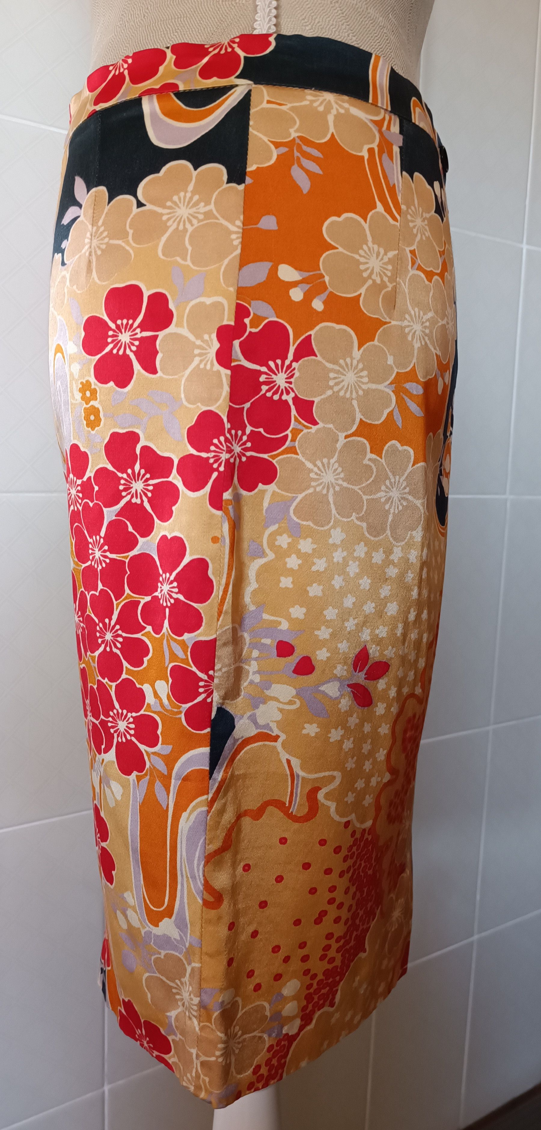 Midi skirt in satin material