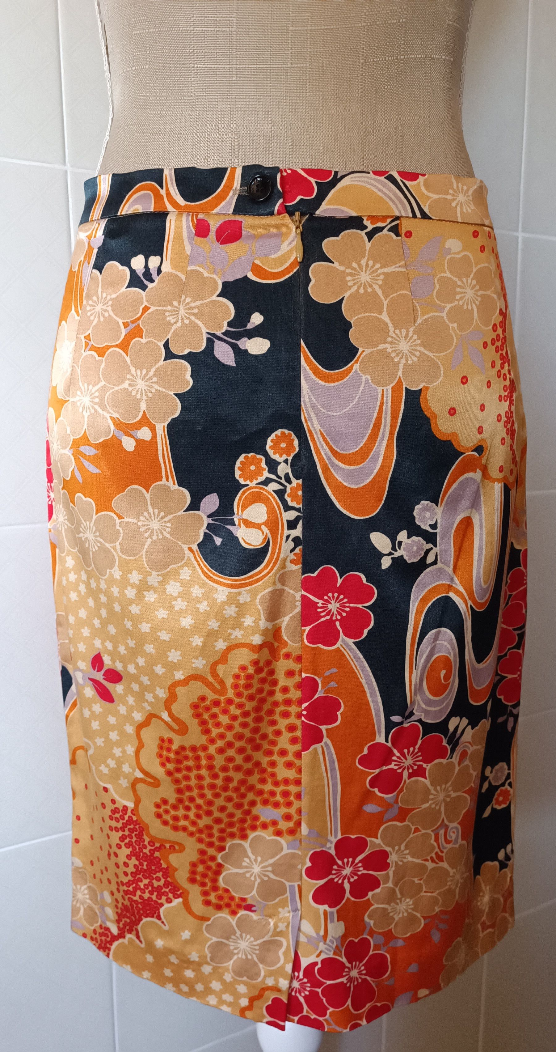 Midi skirt in satin material