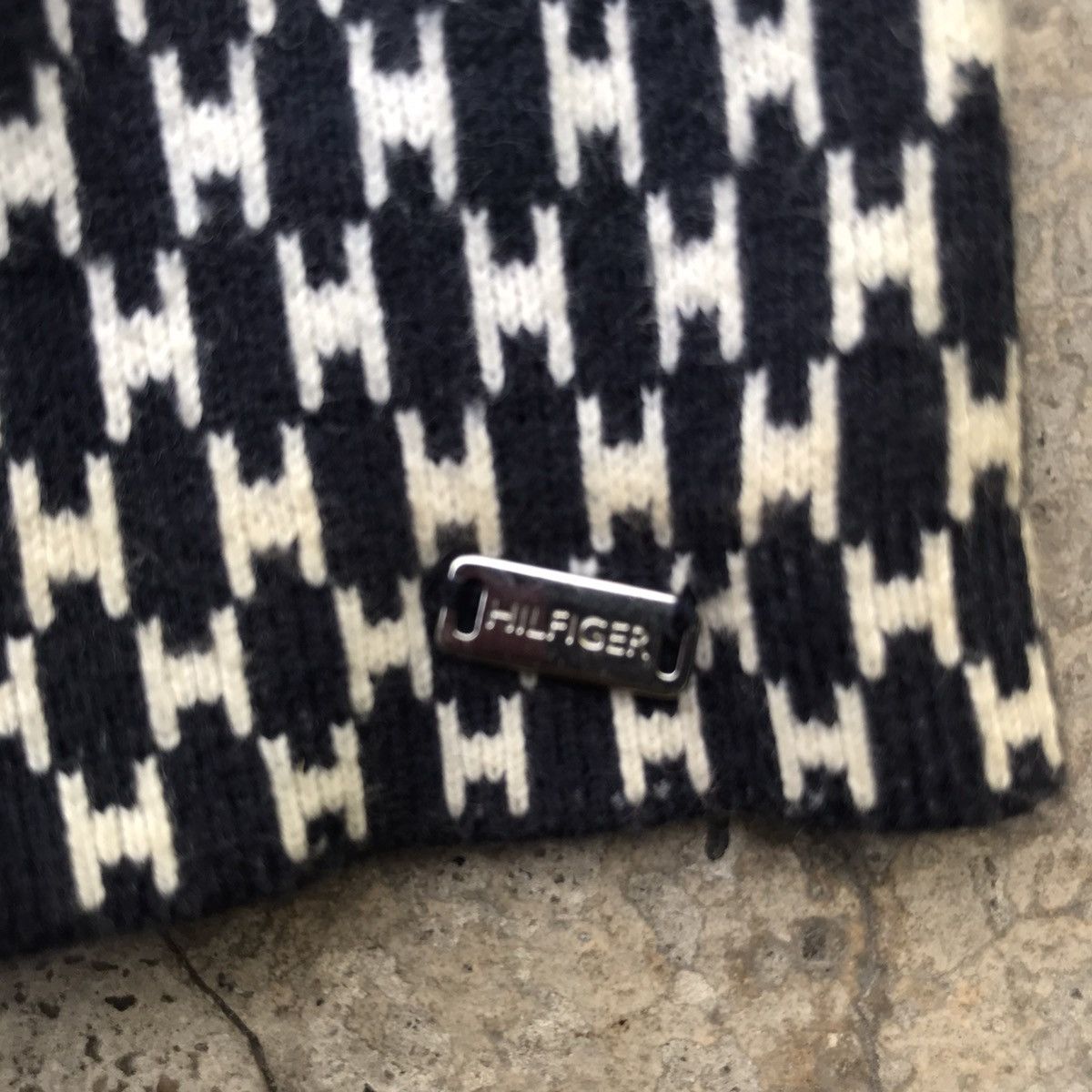 Tommy Hilfiger Vintage Tommy Hilfiger Monogram Reversible “H” Long Sleeve Size US M / EU 48-50 / 2 - 5 Thumbnail