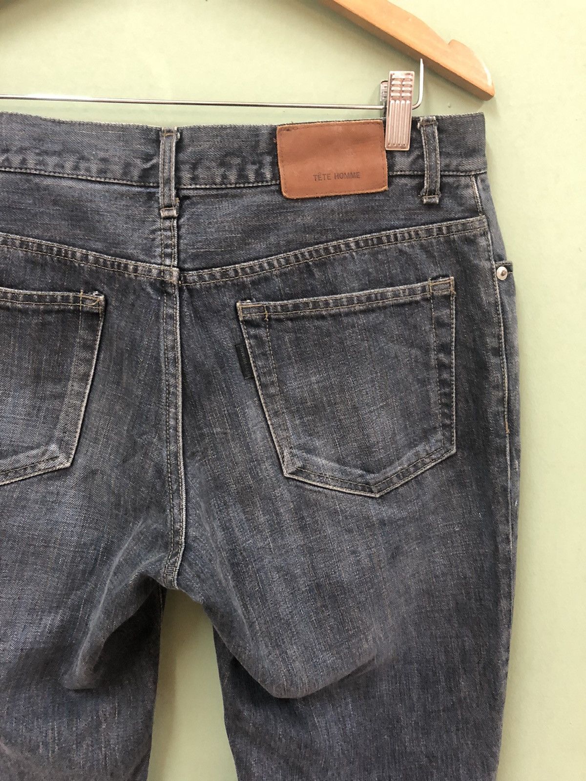 Issey Miyake TÊTE HOMME - STRAIGHT FIT MEDIUM WASH DISTRESS JEANS Size US 32 / EU 48 - 4 Thumbnail