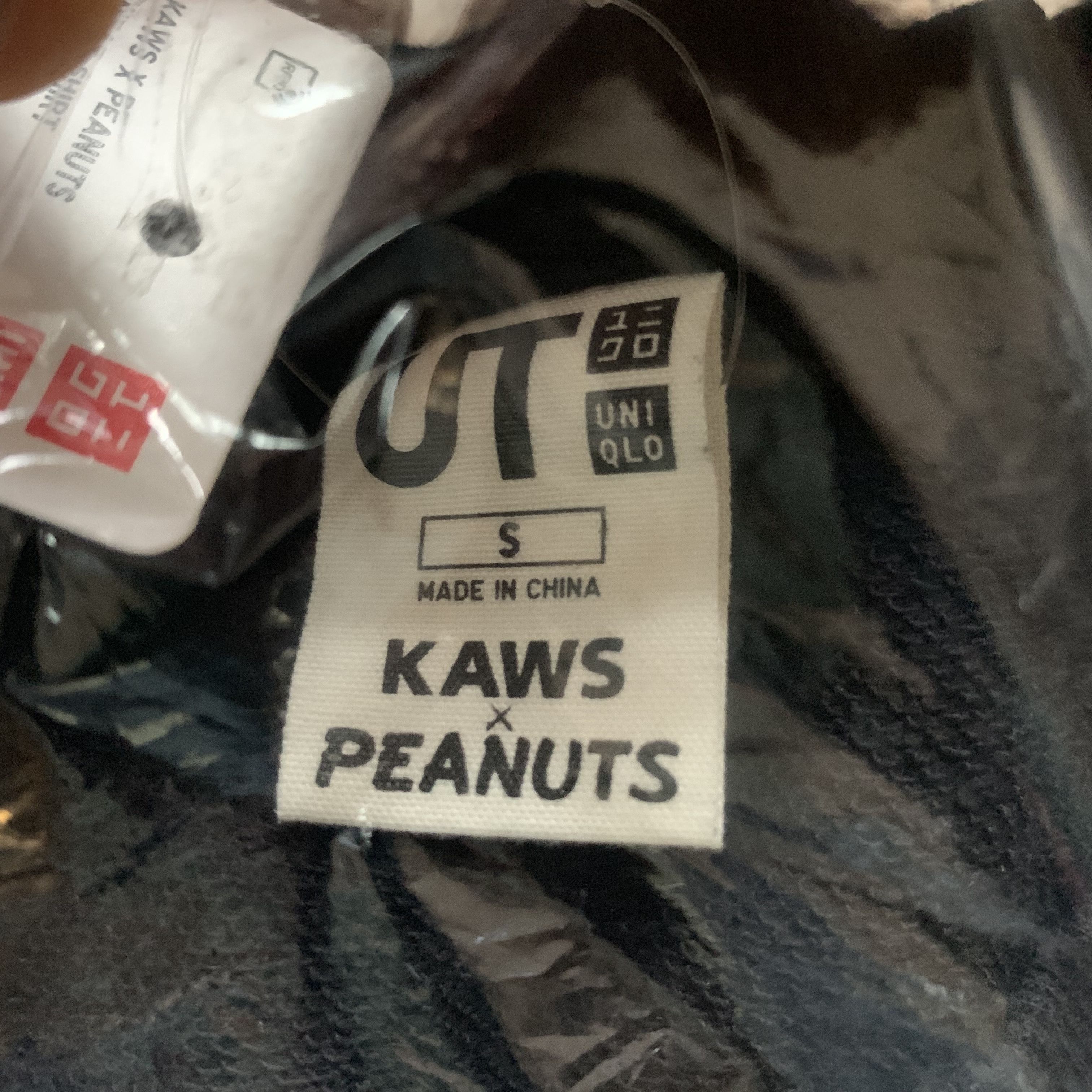 Kaws × Uniqlo Snoopy Crew neck Black Size US S / EU 44-46 / 1 - 7 Thumbnail