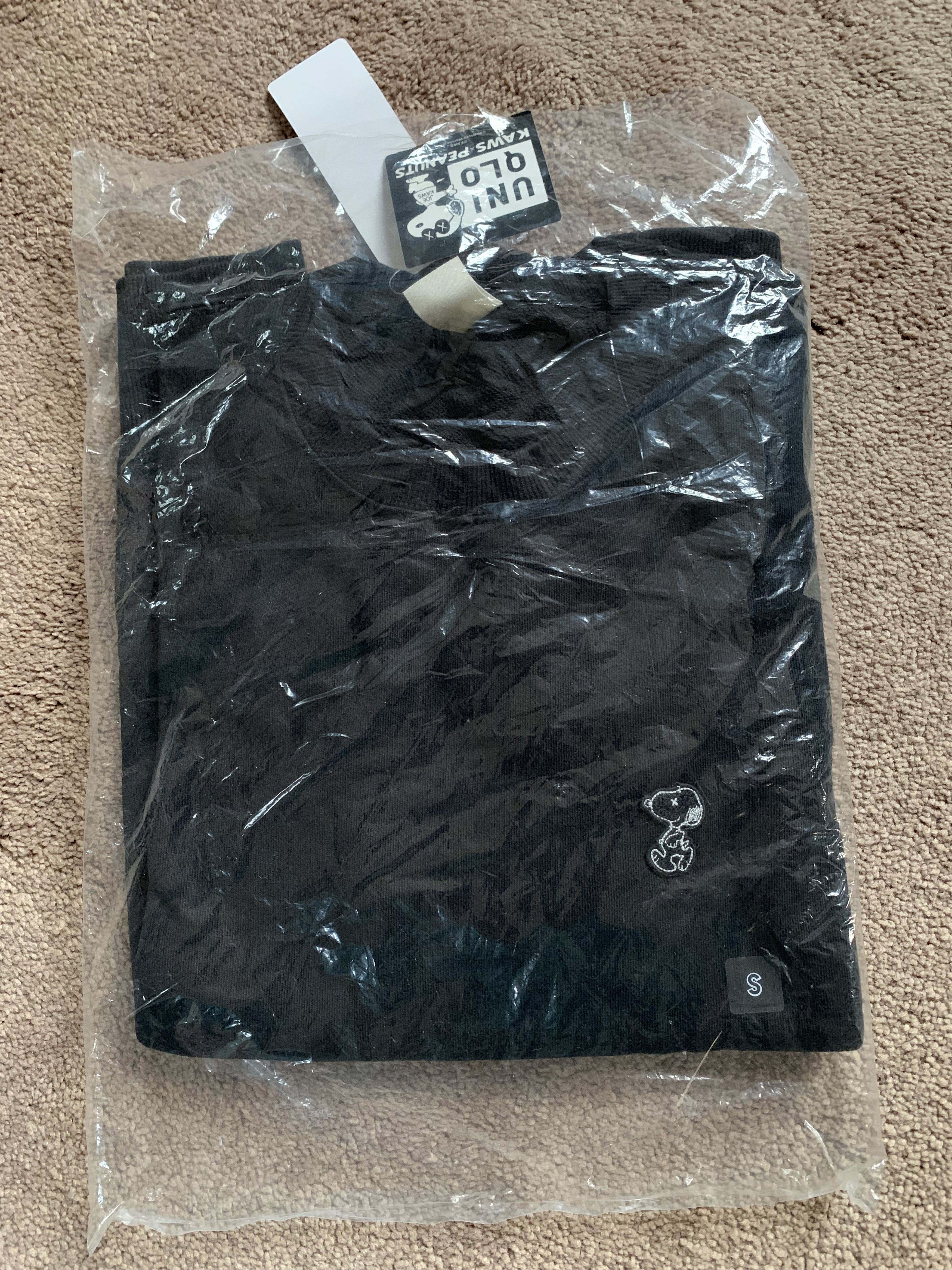 Kaws × Uniqlo Snoopy Crew neck Black Size US S / EU 44-46 / 1 - 1 Thumbnail