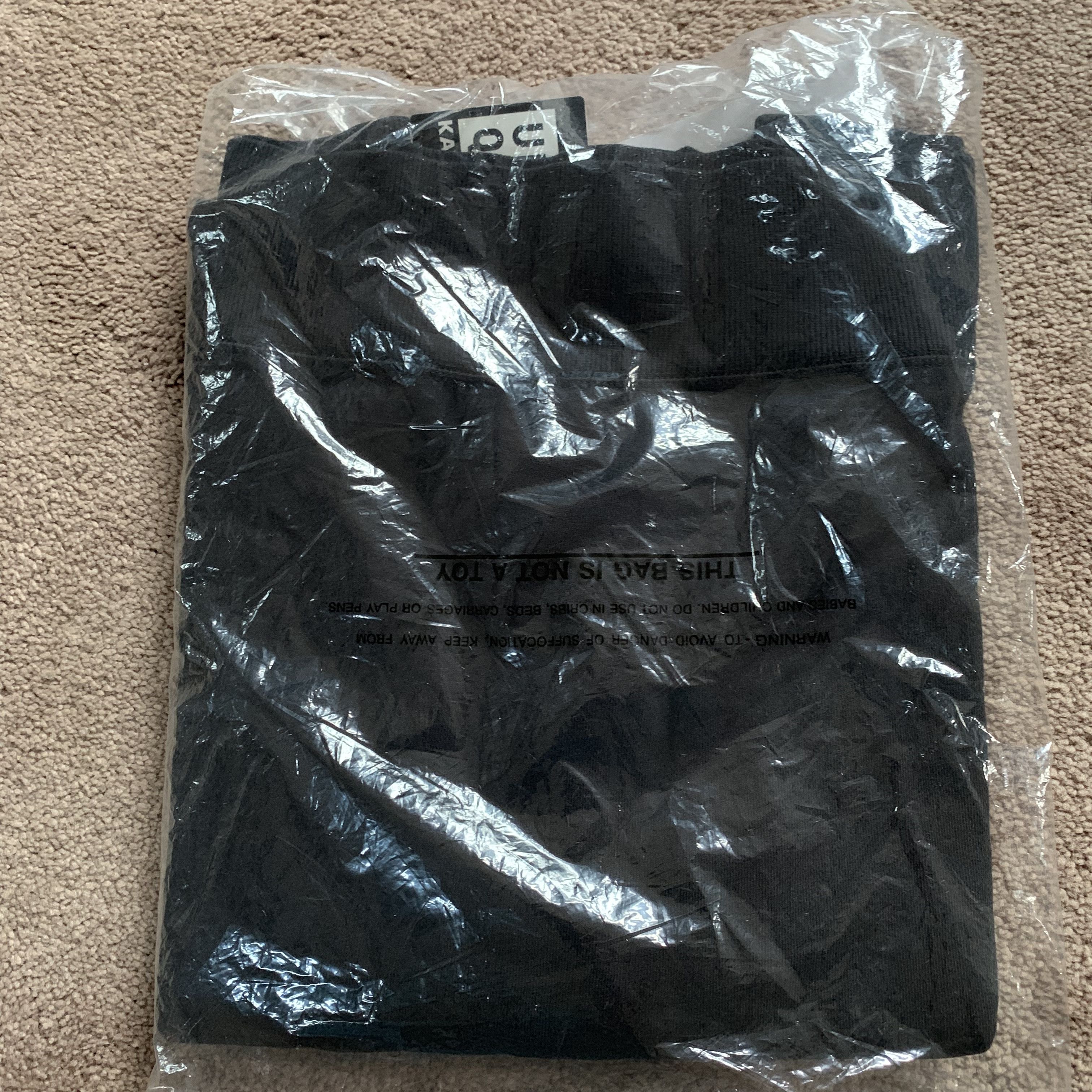 Kaws × Uniqlo Snoopy Crew neck Black Size US S / EU 44-46 / 1 - 6 Thumbnail