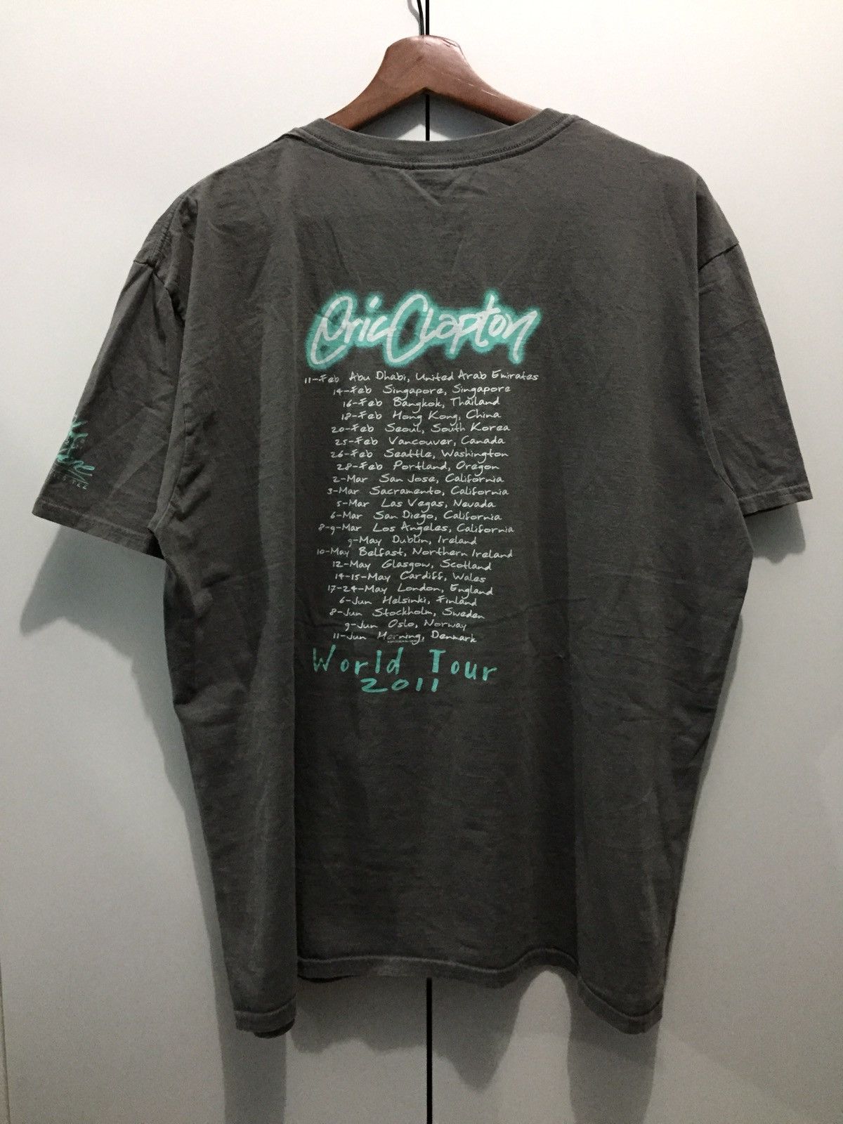 Band Tees Eric Clapton World Tour 2011 Tee ©️2011 Drumlin Size US L / EU 52-54 / 3 - 8 Thumbnail