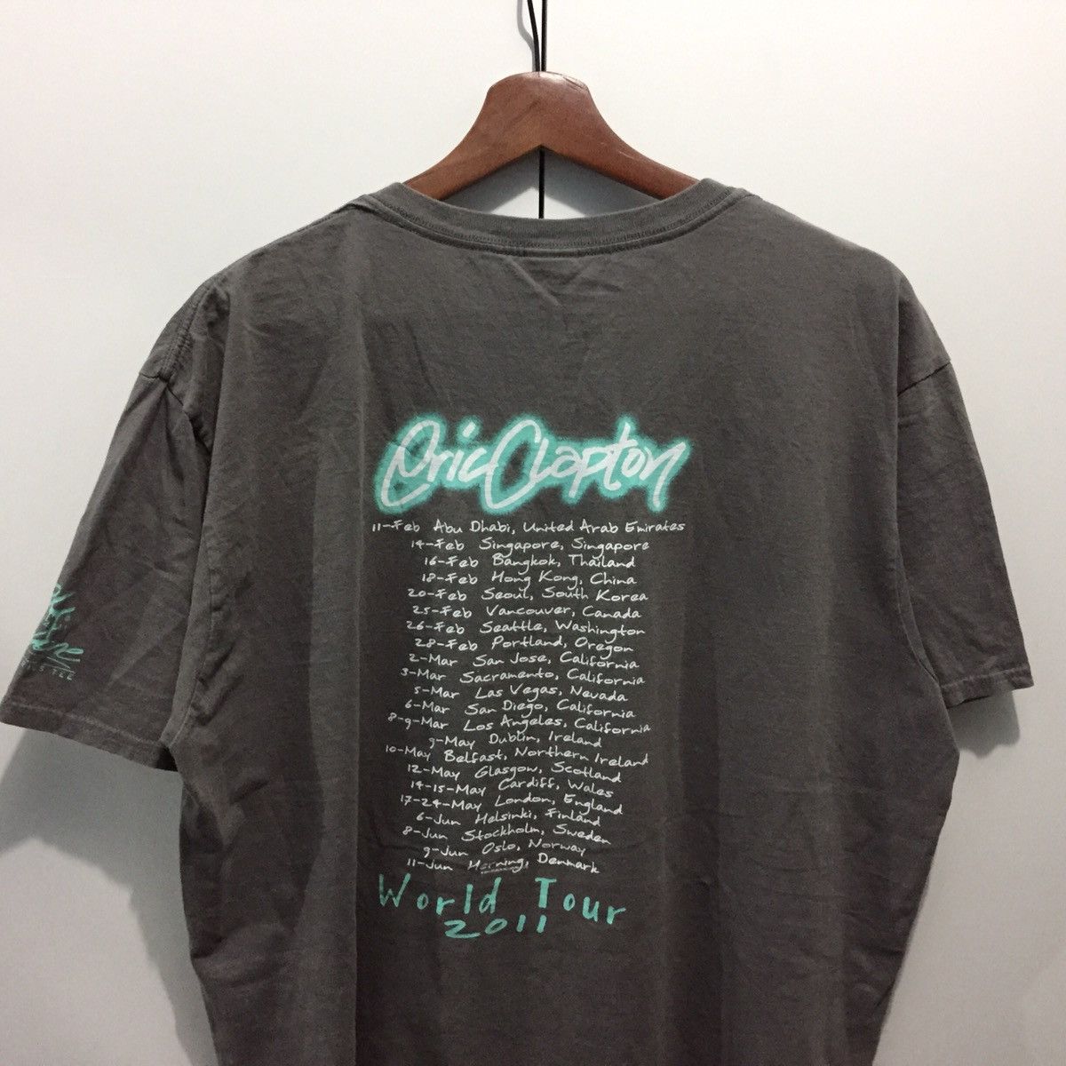 Band Tees Eric Clapton World Tour 2011 Tee ©️2011 Drumlin Size US L / EU 52-54 / 3 - 9 Thumbnail