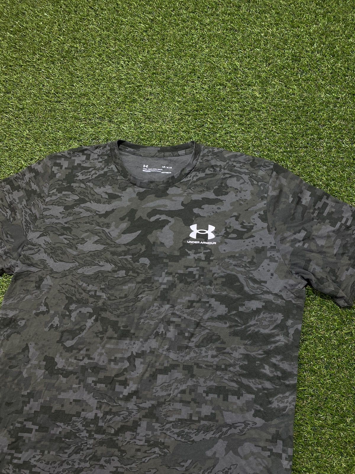 Under Armour Vintage Y2k Under Armour tee camouflage streetwear size L Size US L / EU 52-54 / 3 - 1 Thumbnail