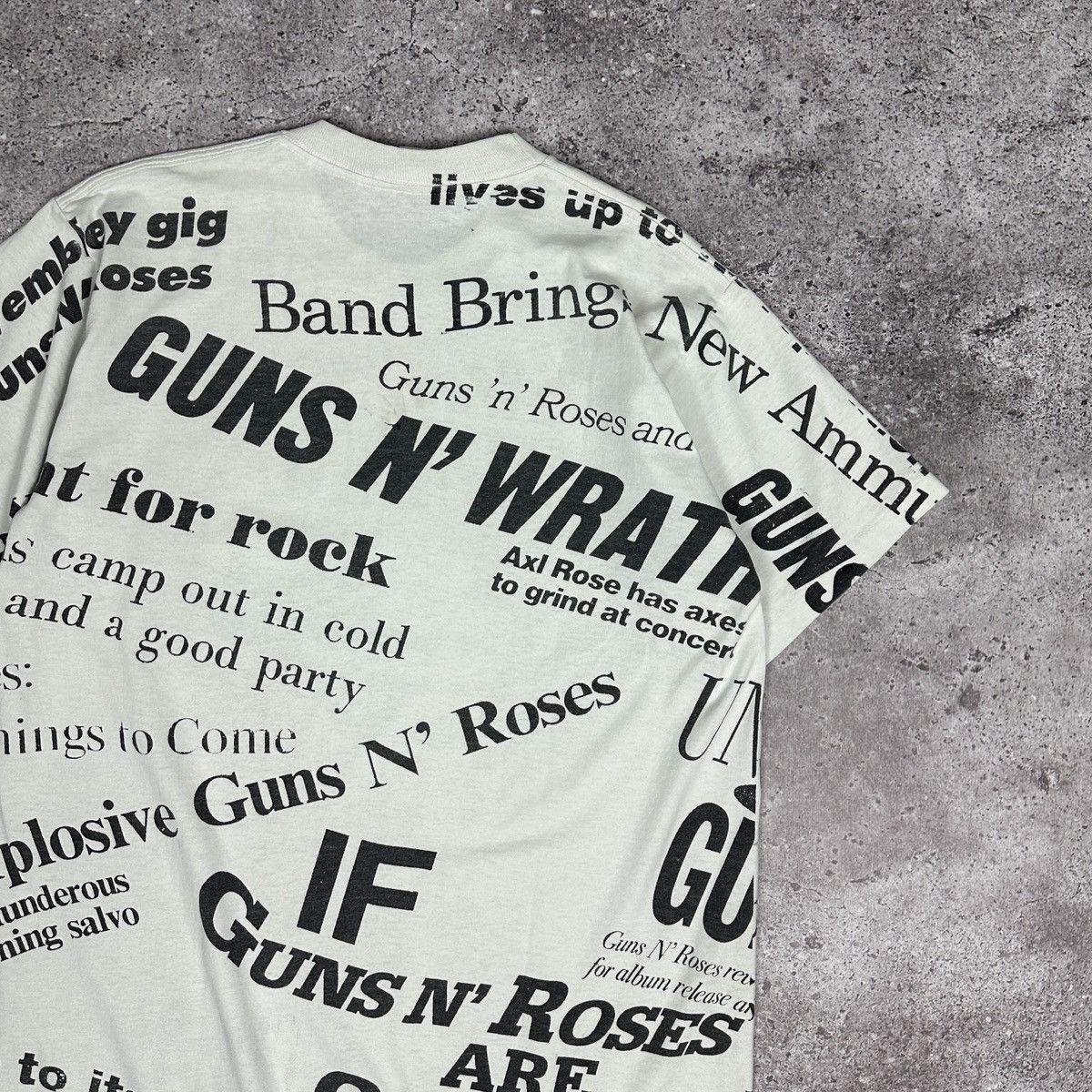 Vintage Vintage 90s Guns & Roses Brockum 1991 Alloverprint tee rock Size US L / EU 52-54 / 3 - 5 Thumbnail