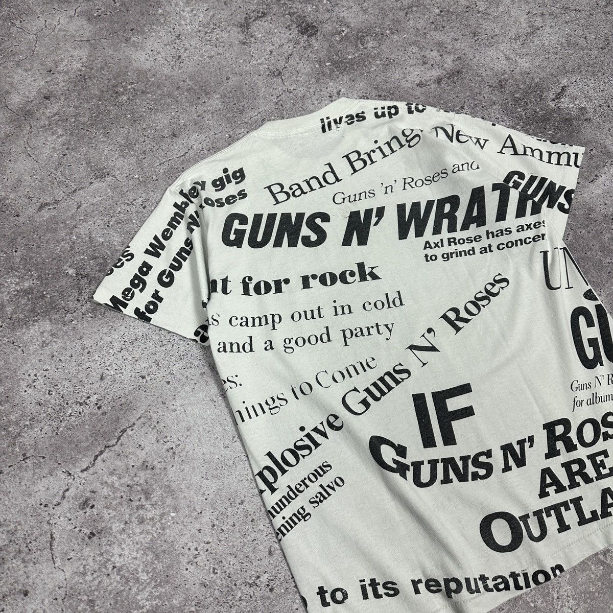 Vintage Vintage 90s Guns & Roses Brockum 1991 Alloverprint tee rock Size US L / EU 52-54 / 3 - 7 Thumbnail